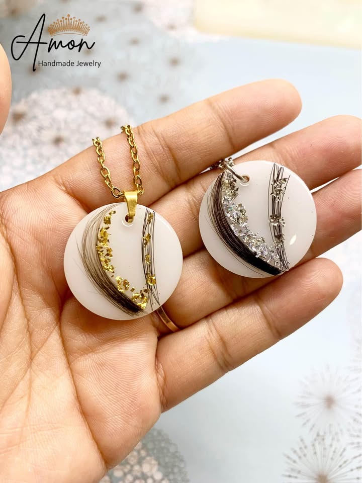 Collar especialmente elaborado con leche materna y cabello