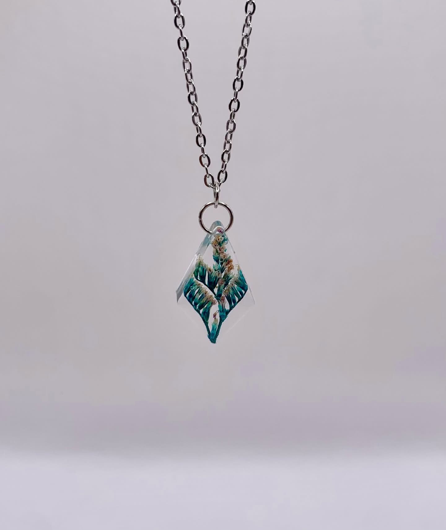 Collar de resina con flores naturales secas