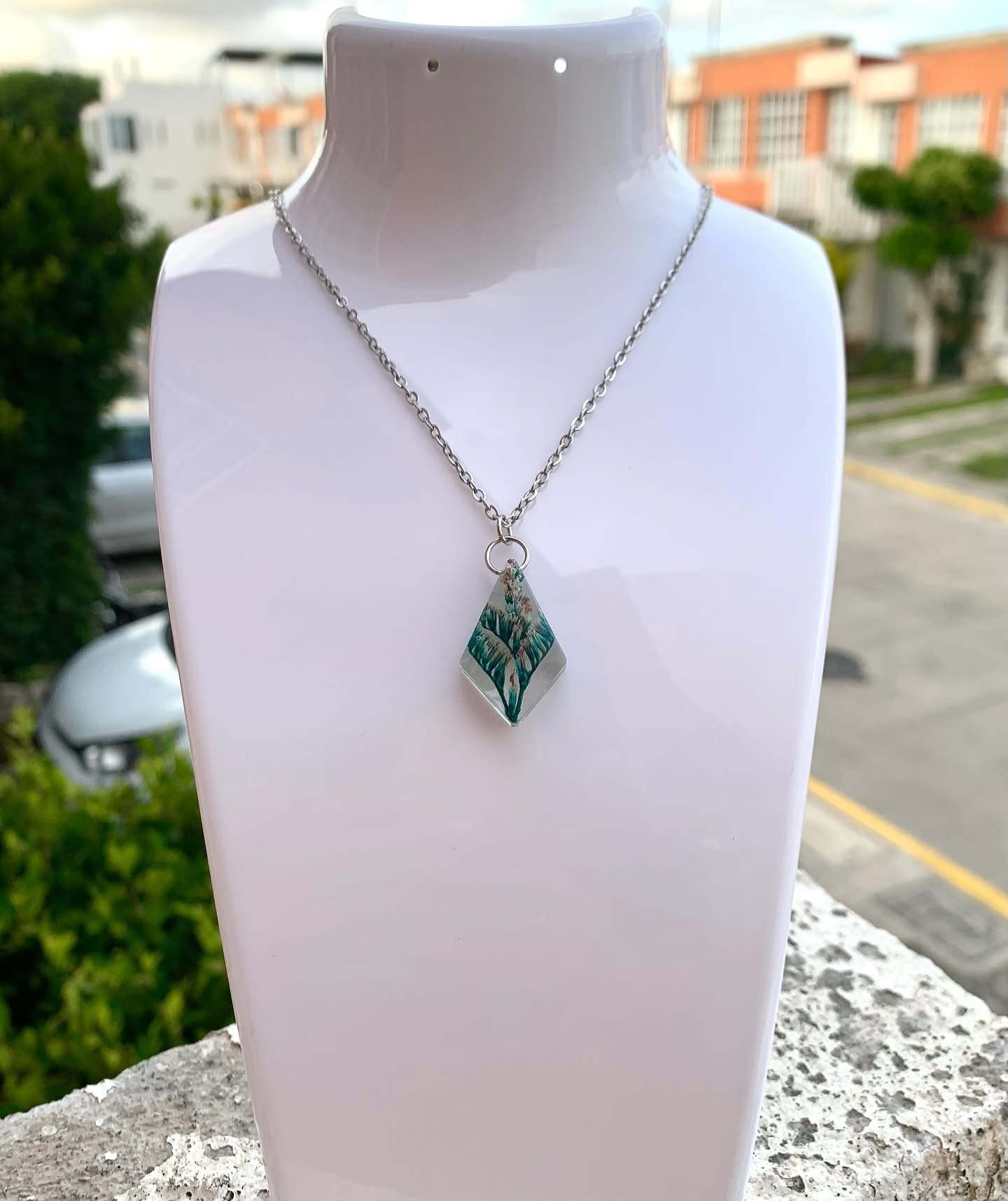 Collar de resina con flores naturales secas