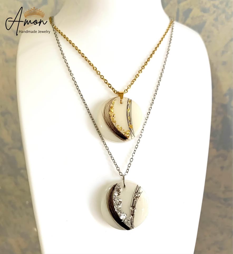 Collar especialmente elaborado con leche materna y cabello