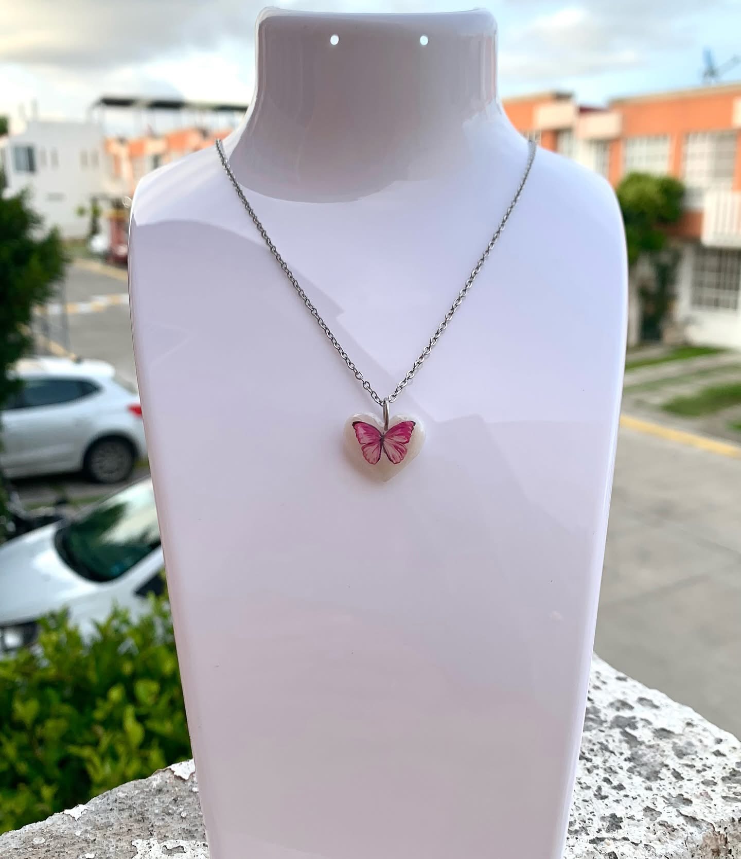Collar con dije de mariposa