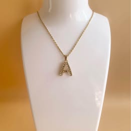 Collar de cadena con dije de letras