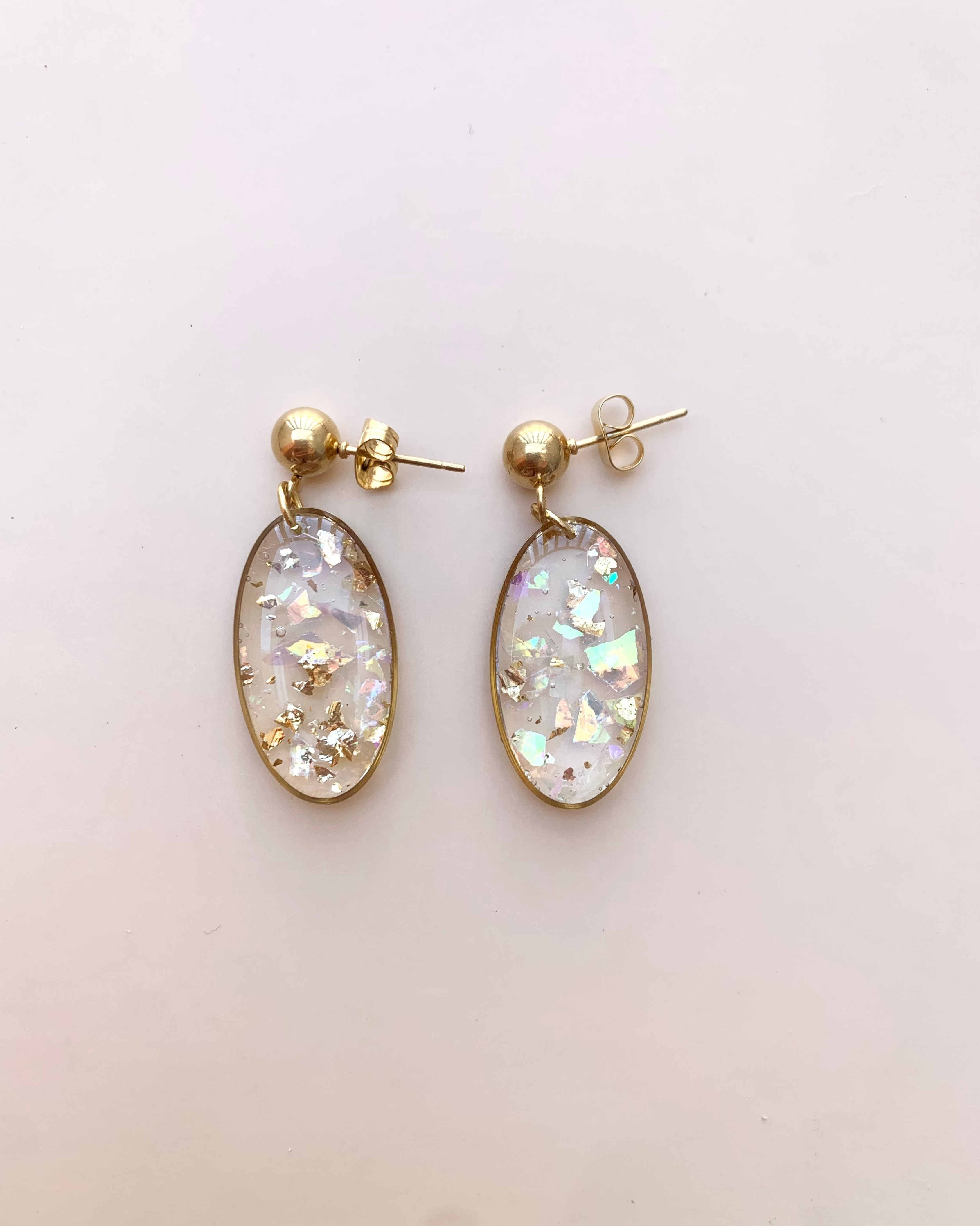 Pendientes de oro y resina