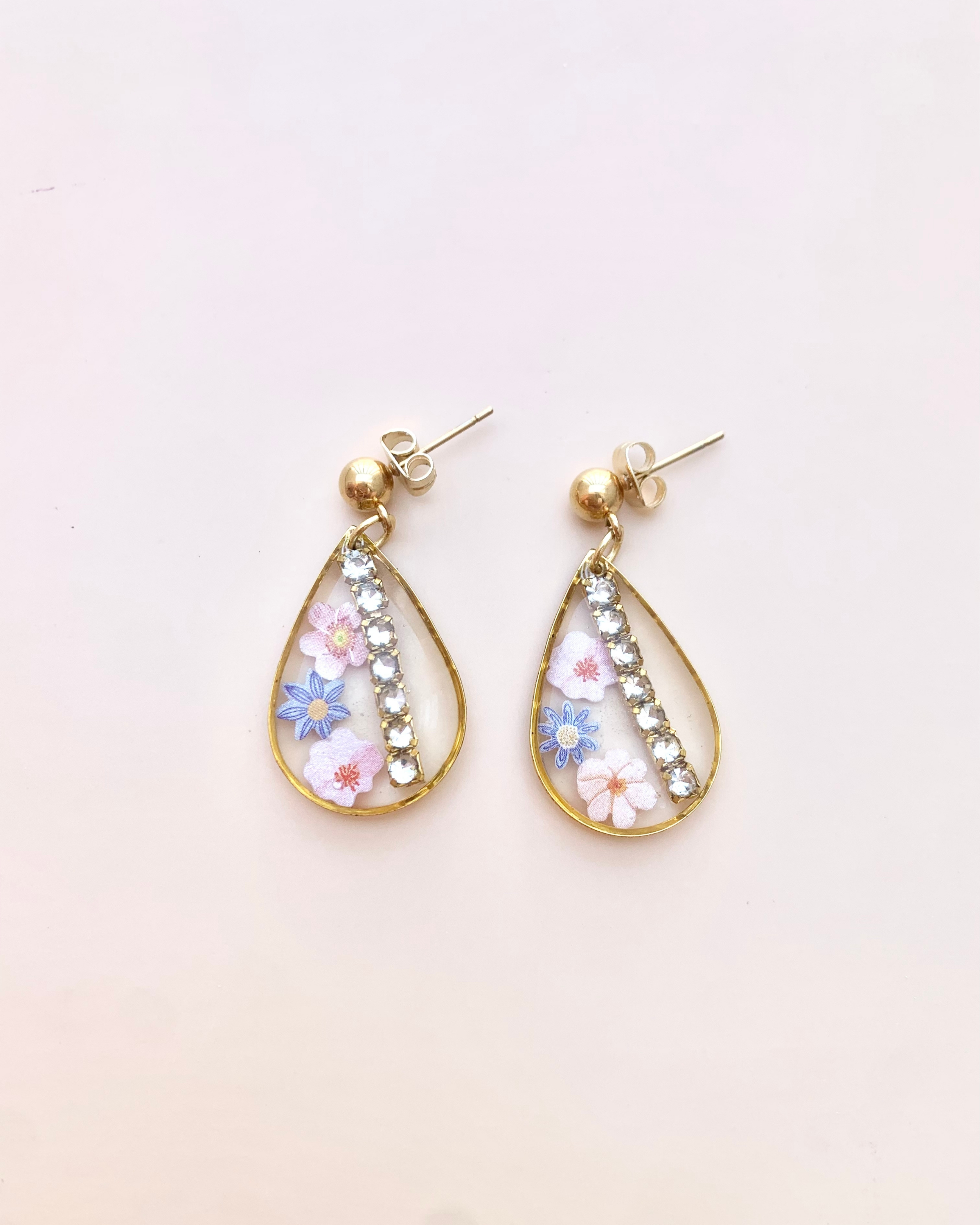Pendientes de lágrima con decoración floral