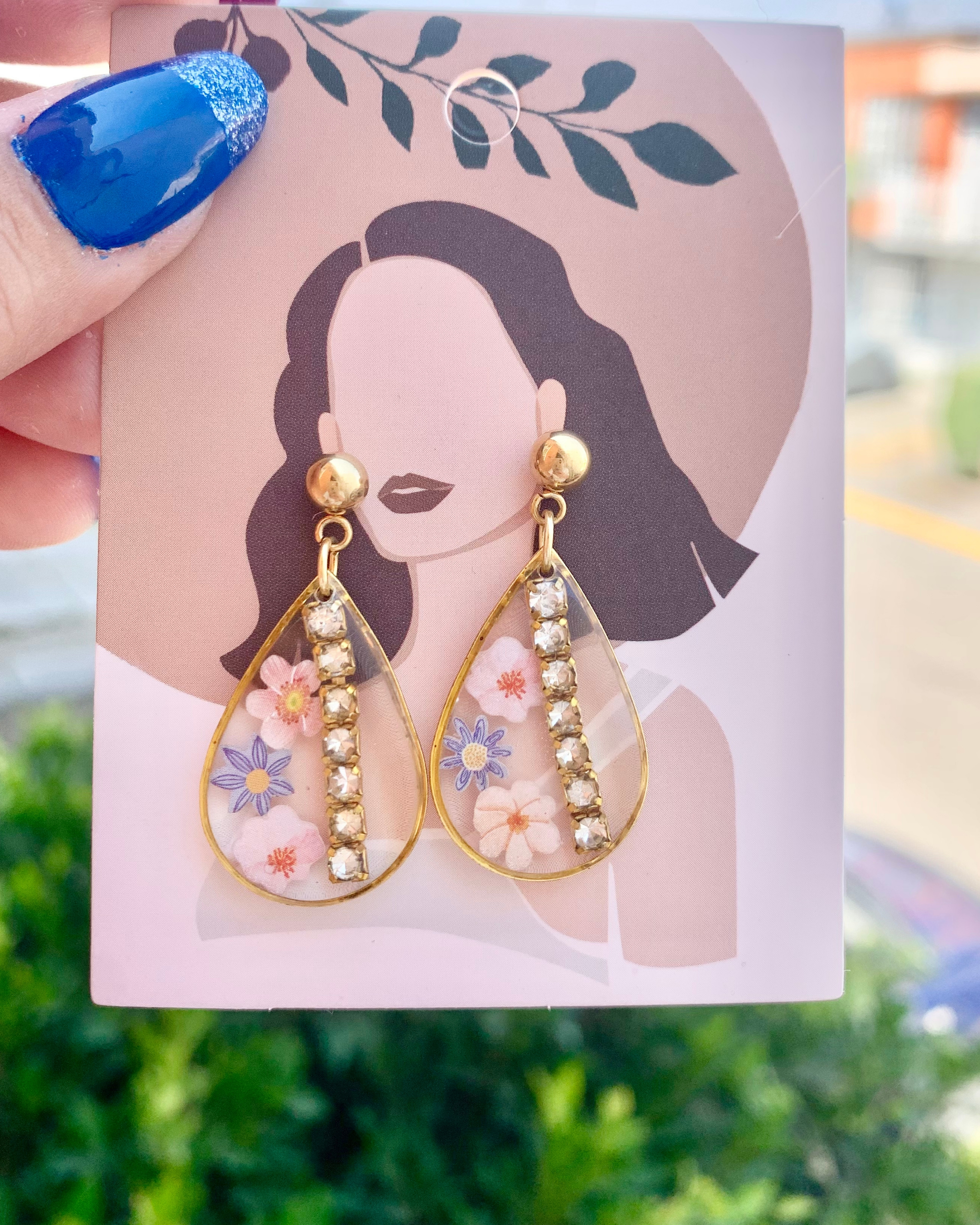 Pendientes de lágrima con decoración floral