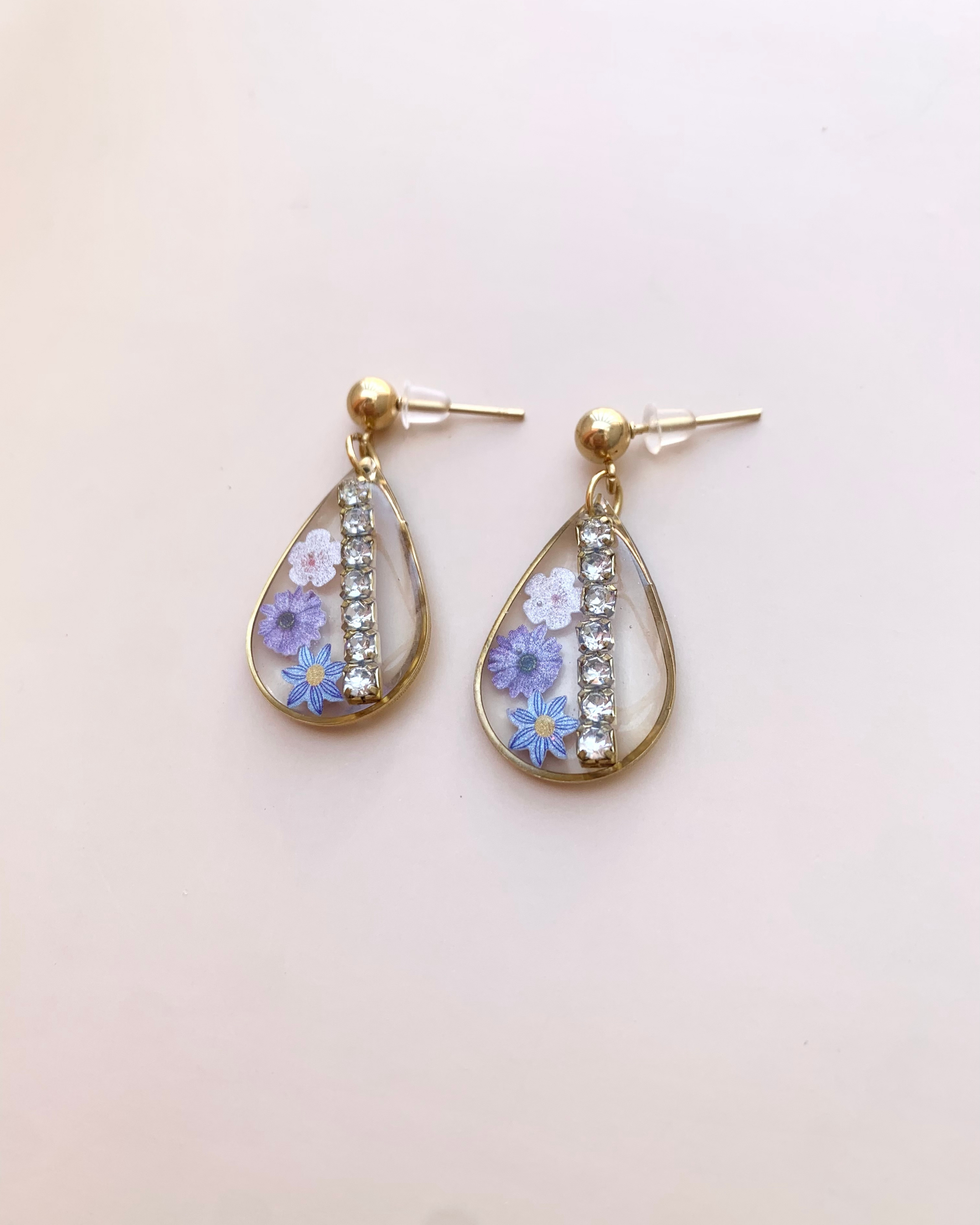 Pendientes de lágrima con decoración floral