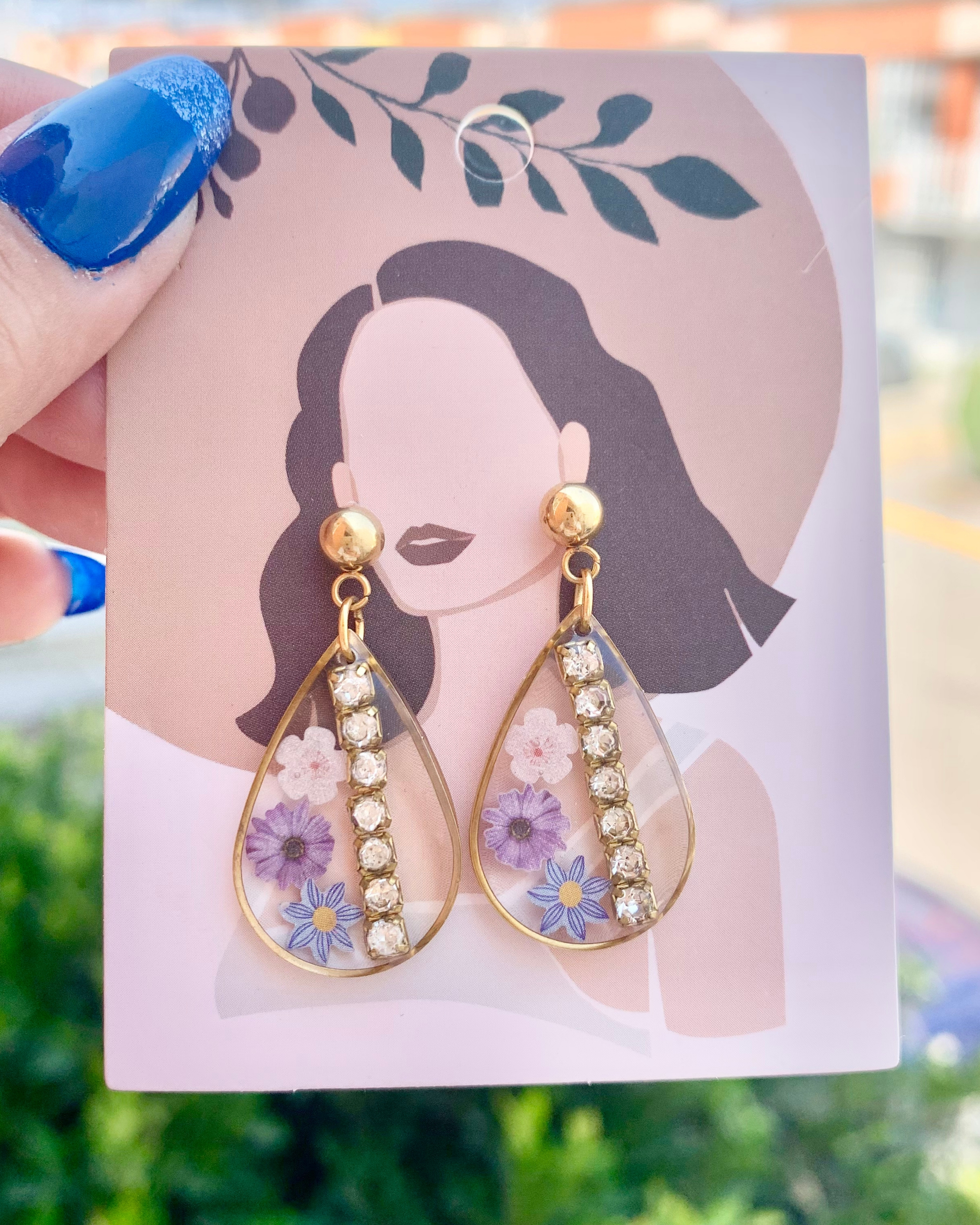 Pendientes de lágrima con decoración floral