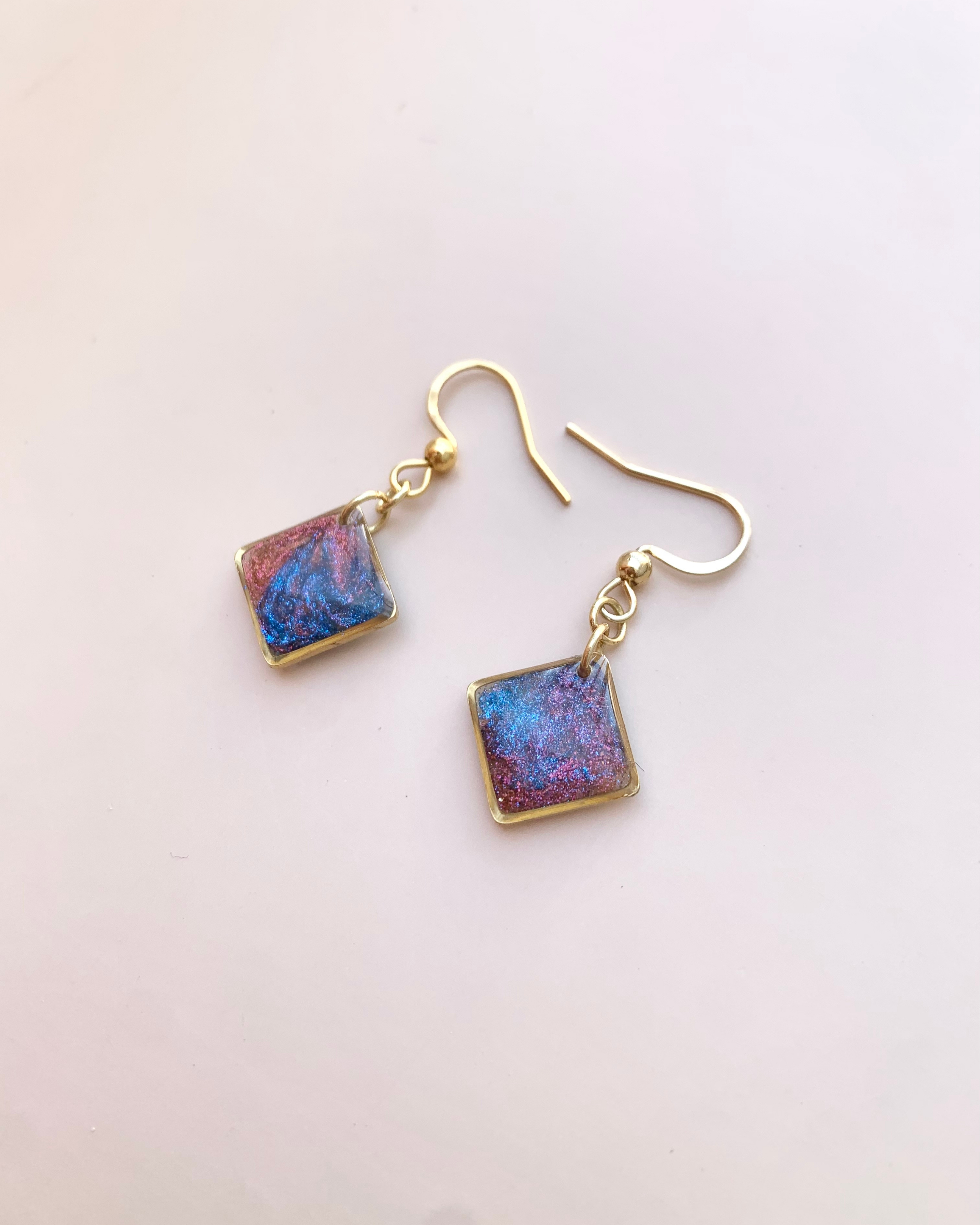 Pendientes cuadrados de colores