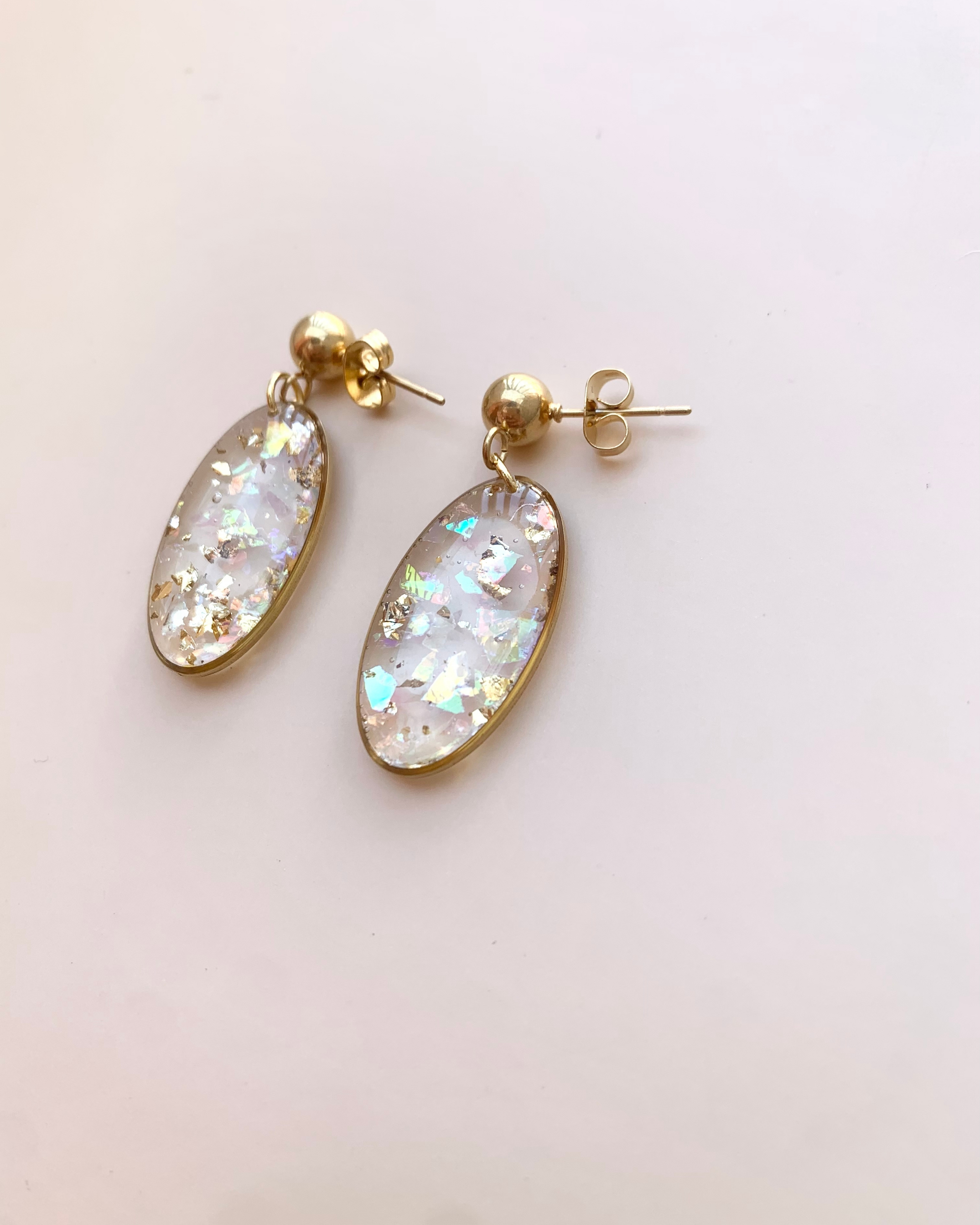 Pendientes de oro y resina