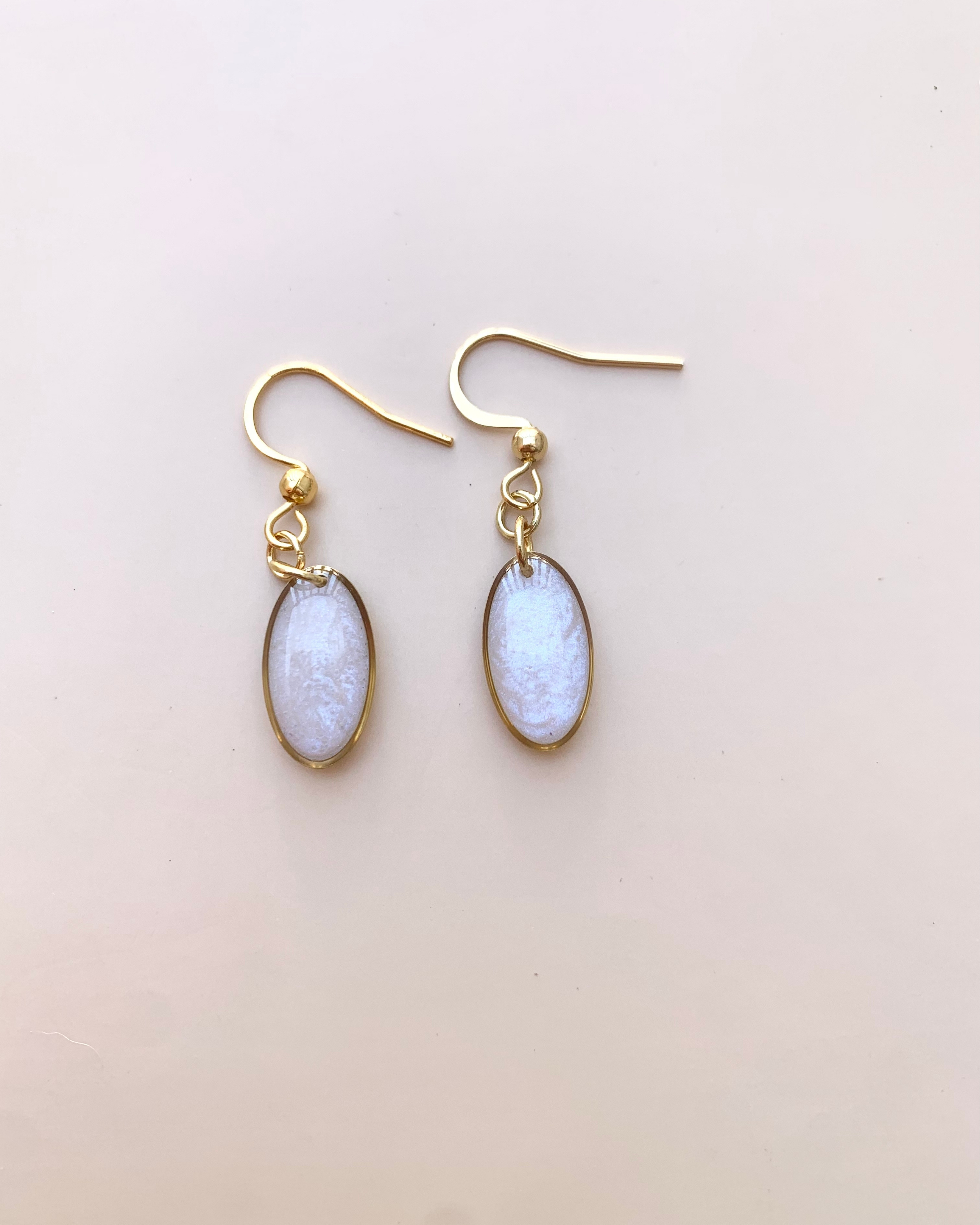 Hermosos y sencillos pendientes de perla blanca