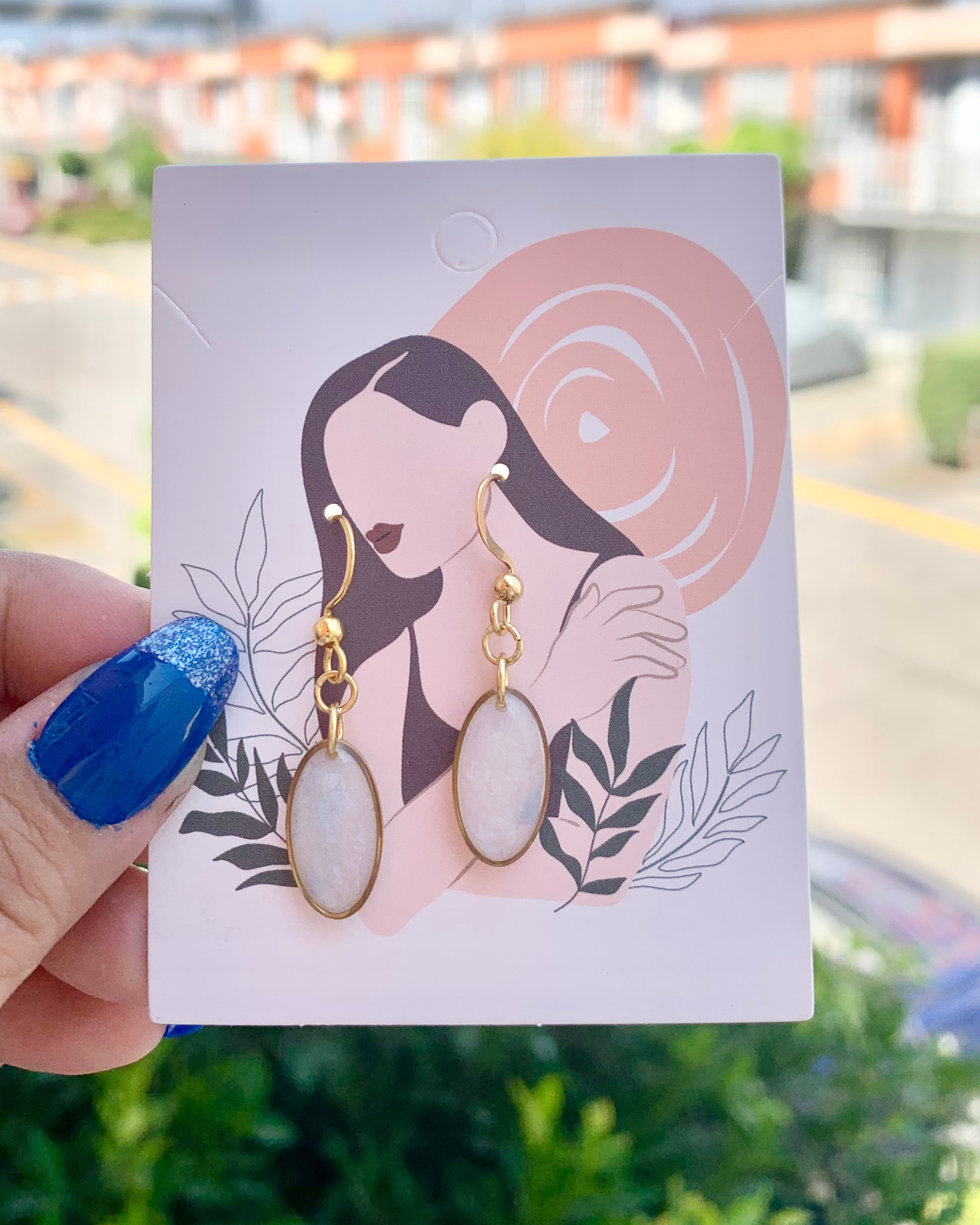 Hermosos y sencillos pendientes de perla blanca