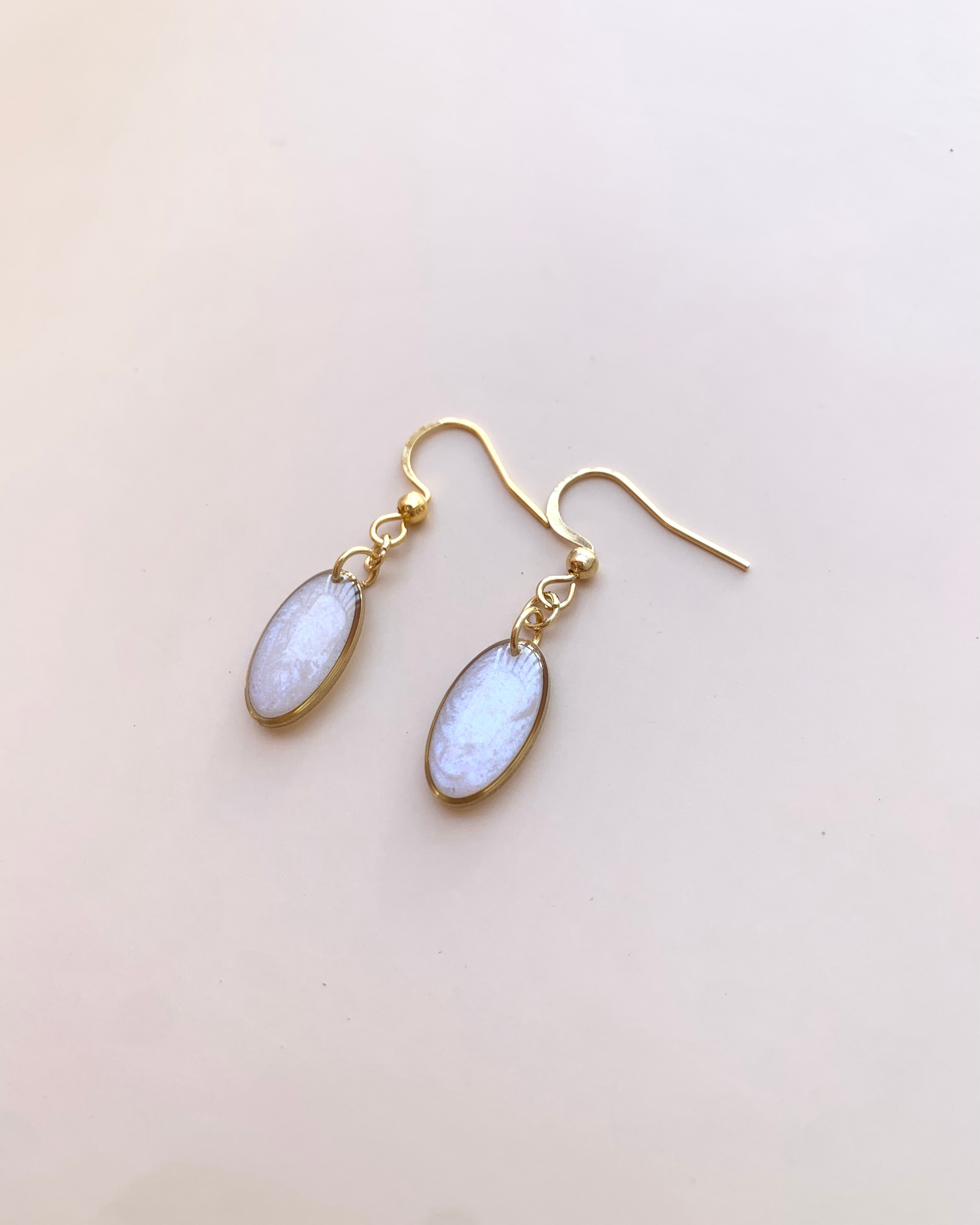 Hermosos y sencillos pendientes de perla blanca