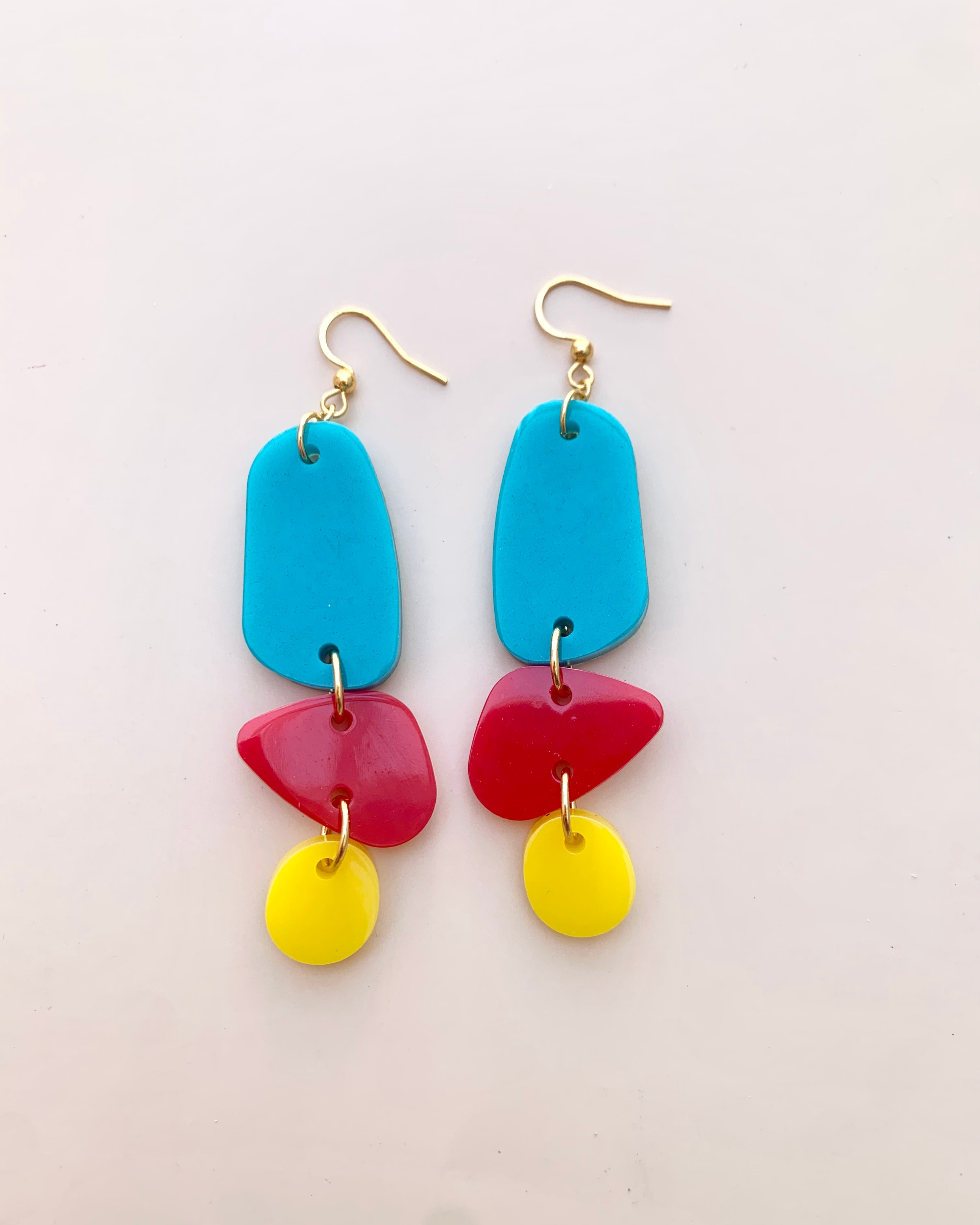 Pendientes de colores vibrantes