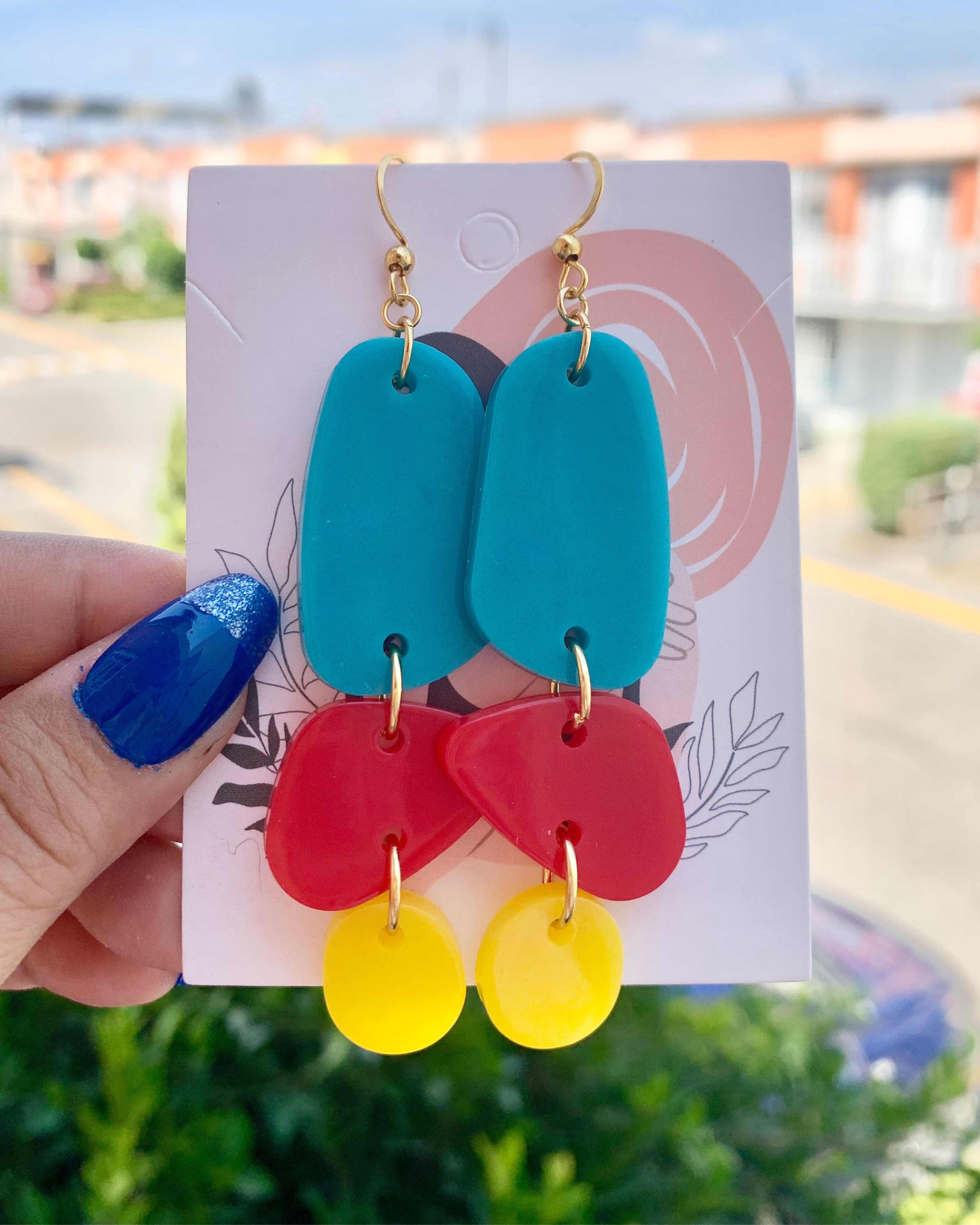 Pendientes de colores vibrantes