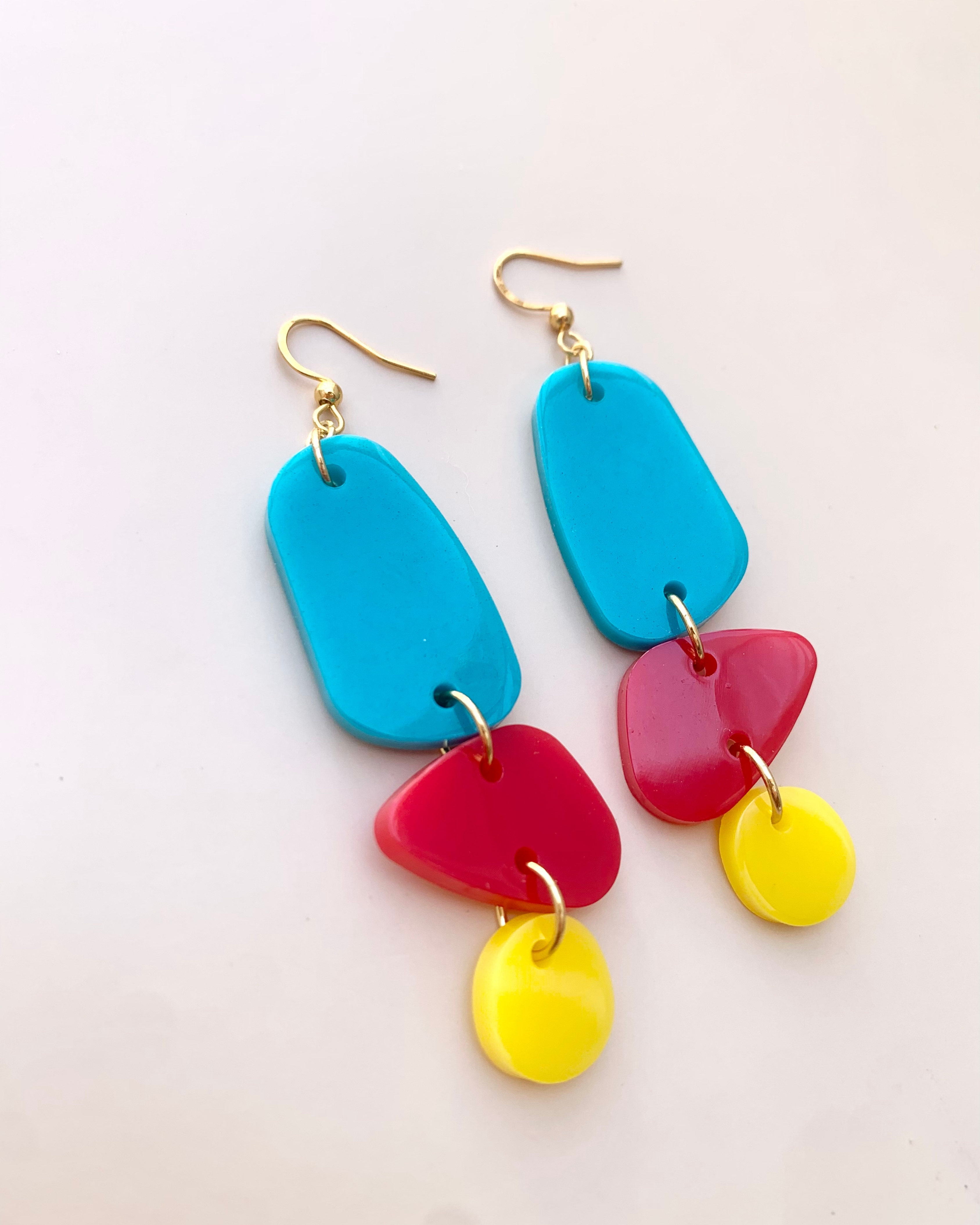 Pendientes de colores vibrantes