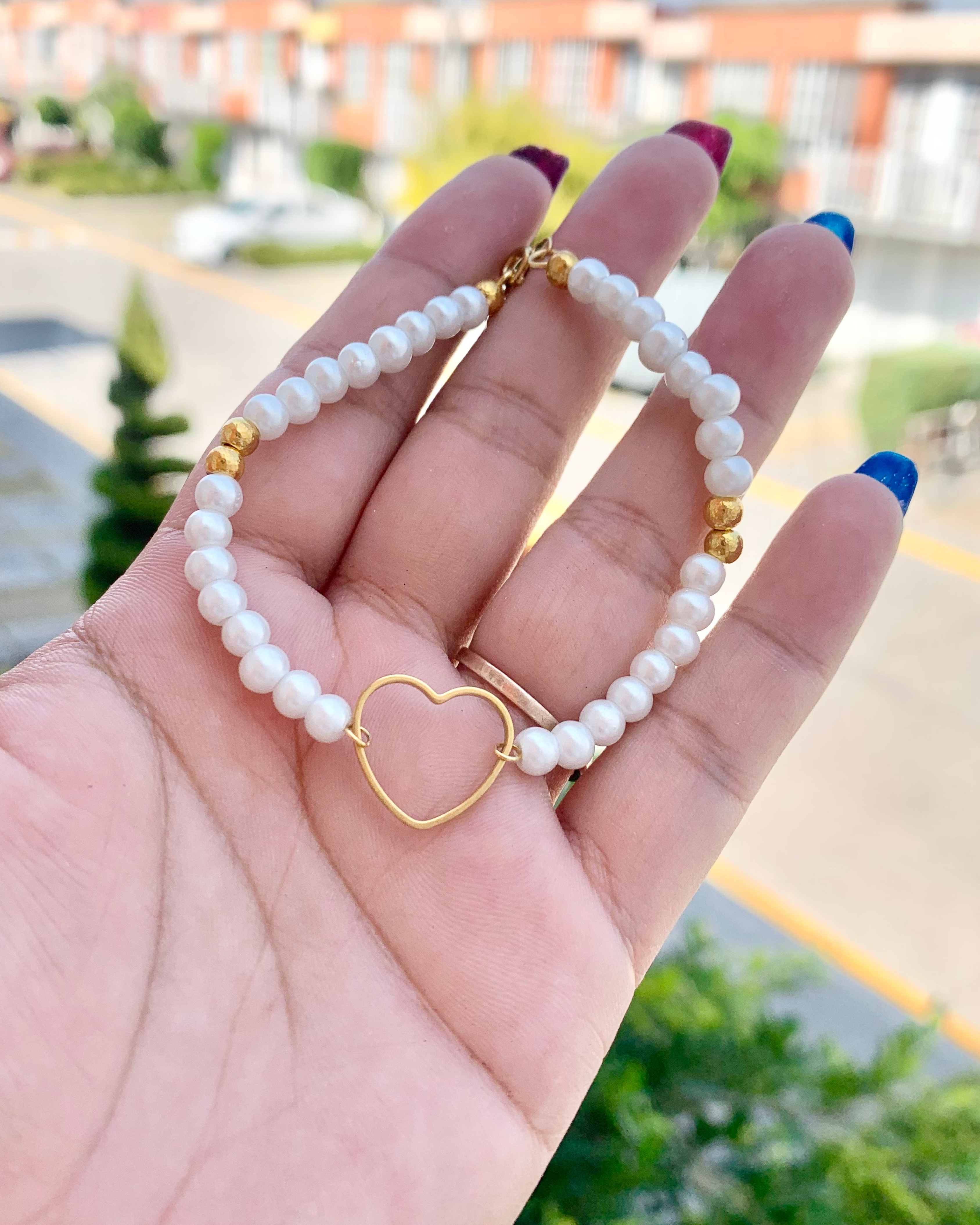 Pulsera de perlas con corazón dorado