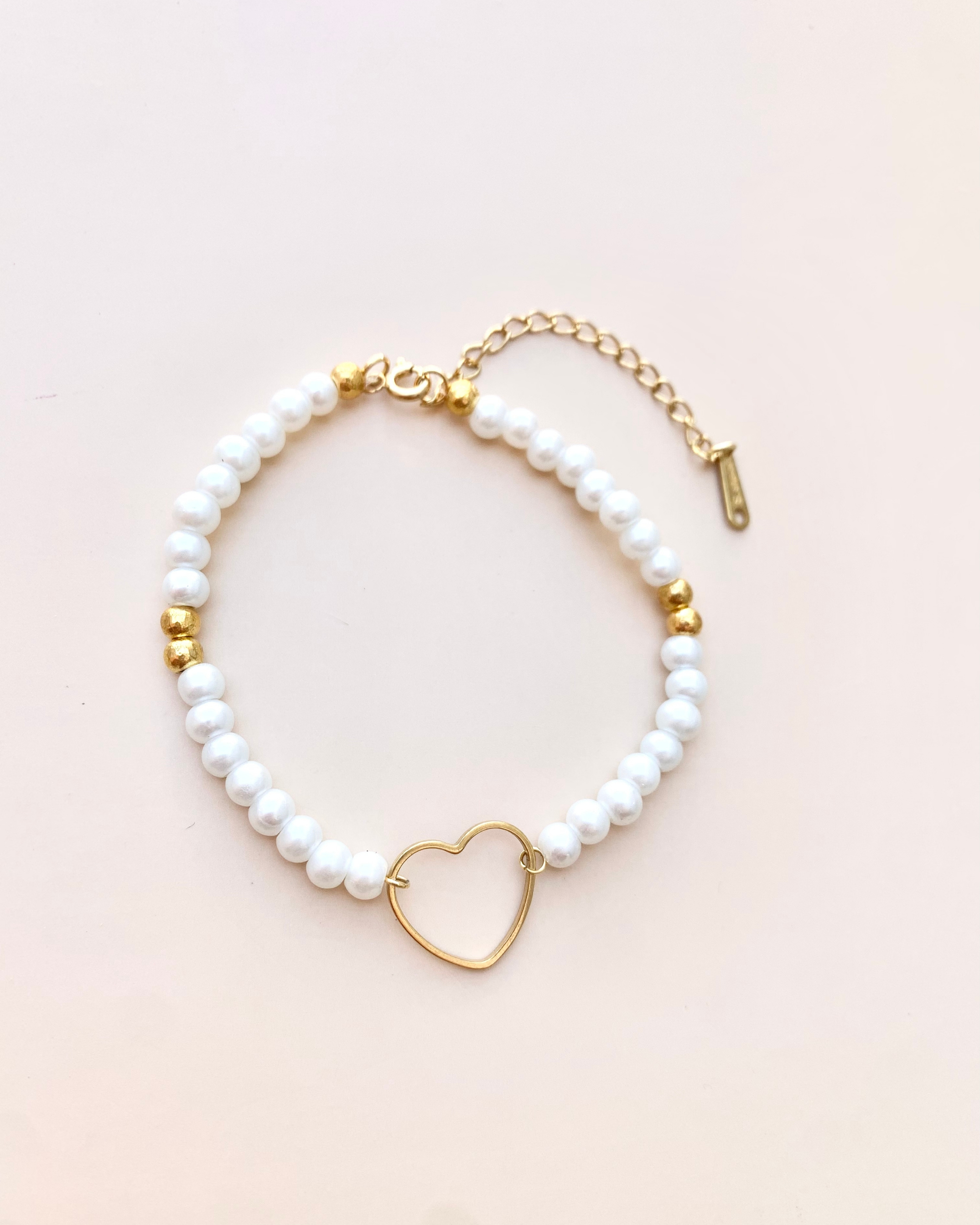 Pulsera de perlas con corazón dorado