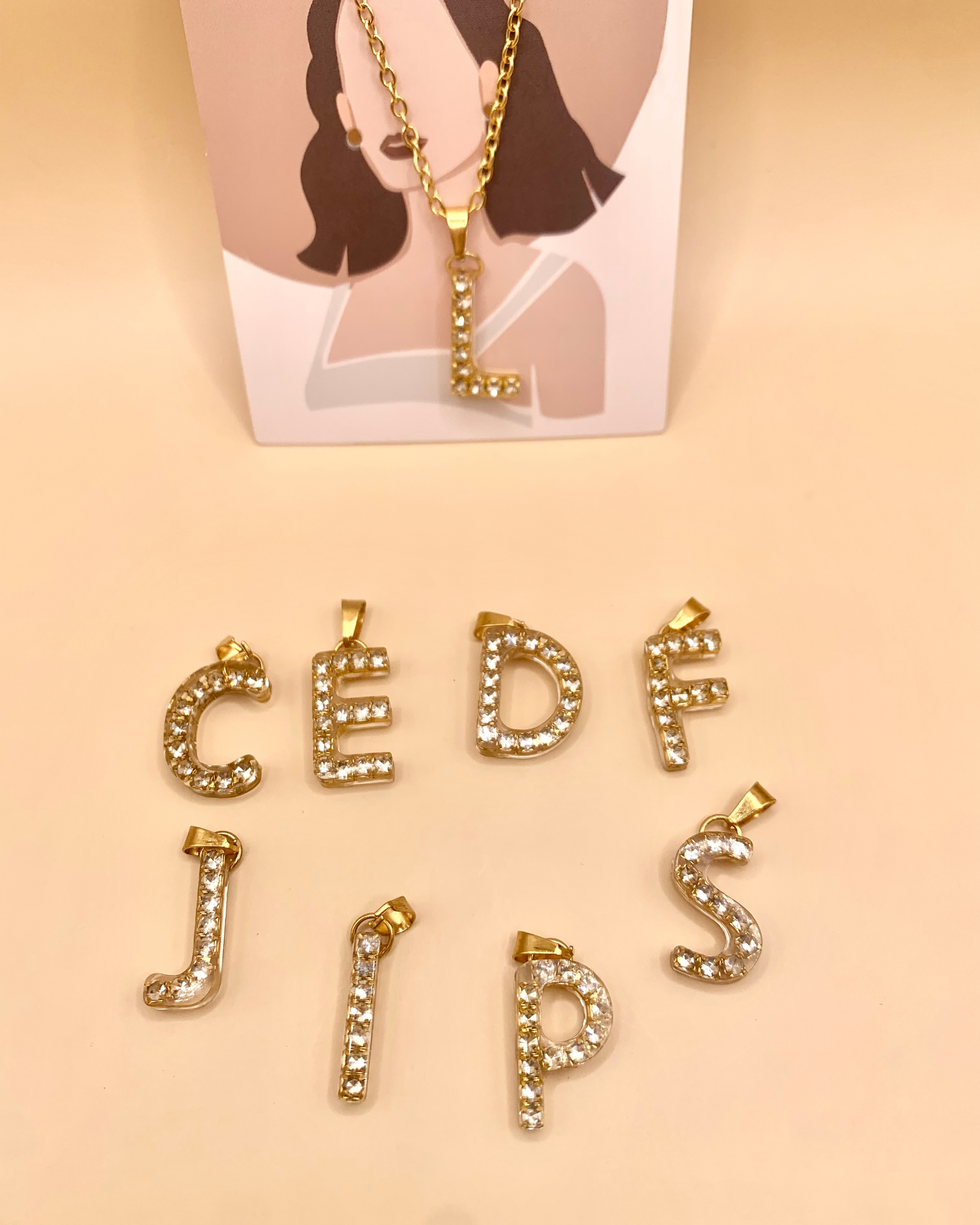 Collar de cadena con dije de letras