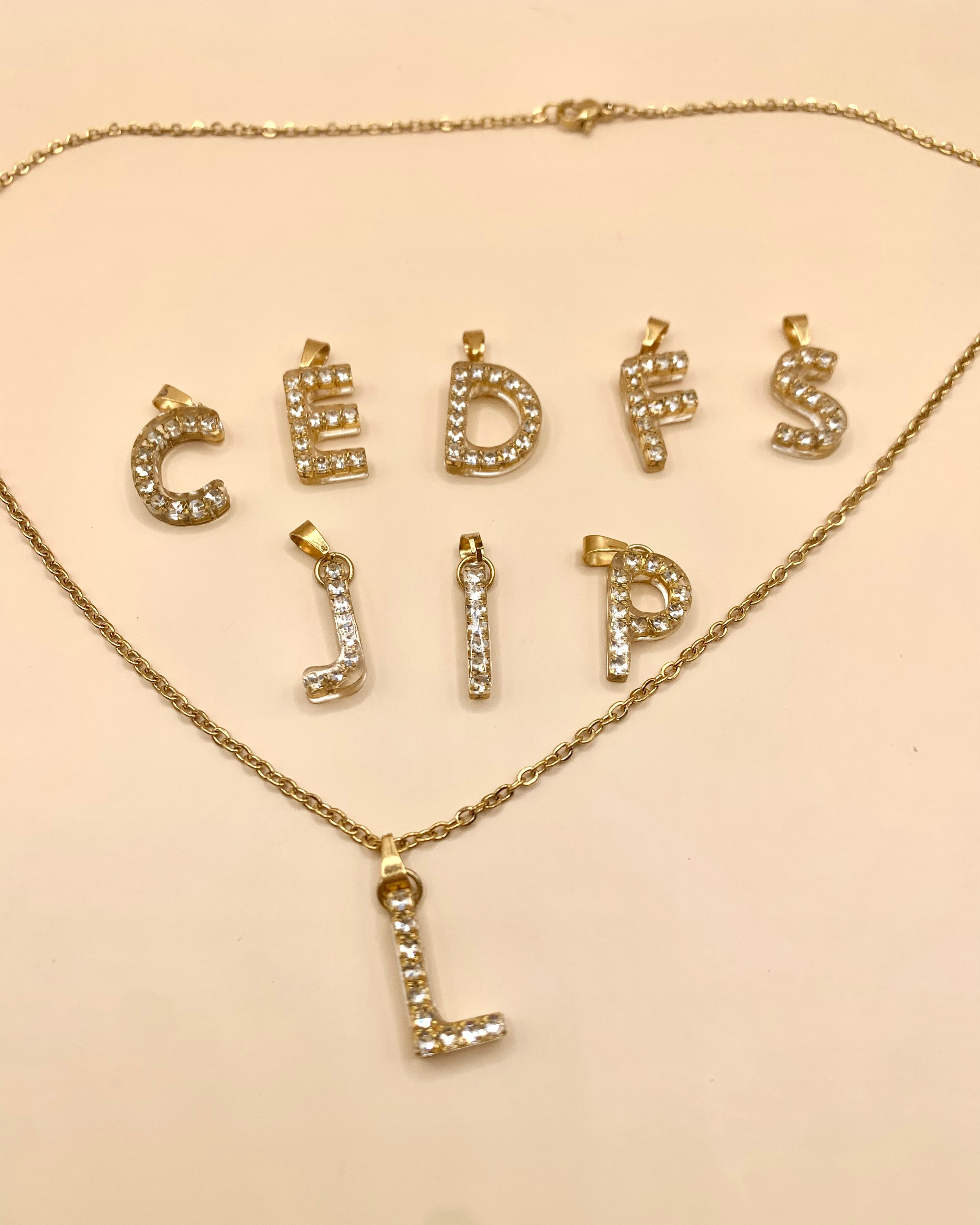 Collar de cadena con dije de letras