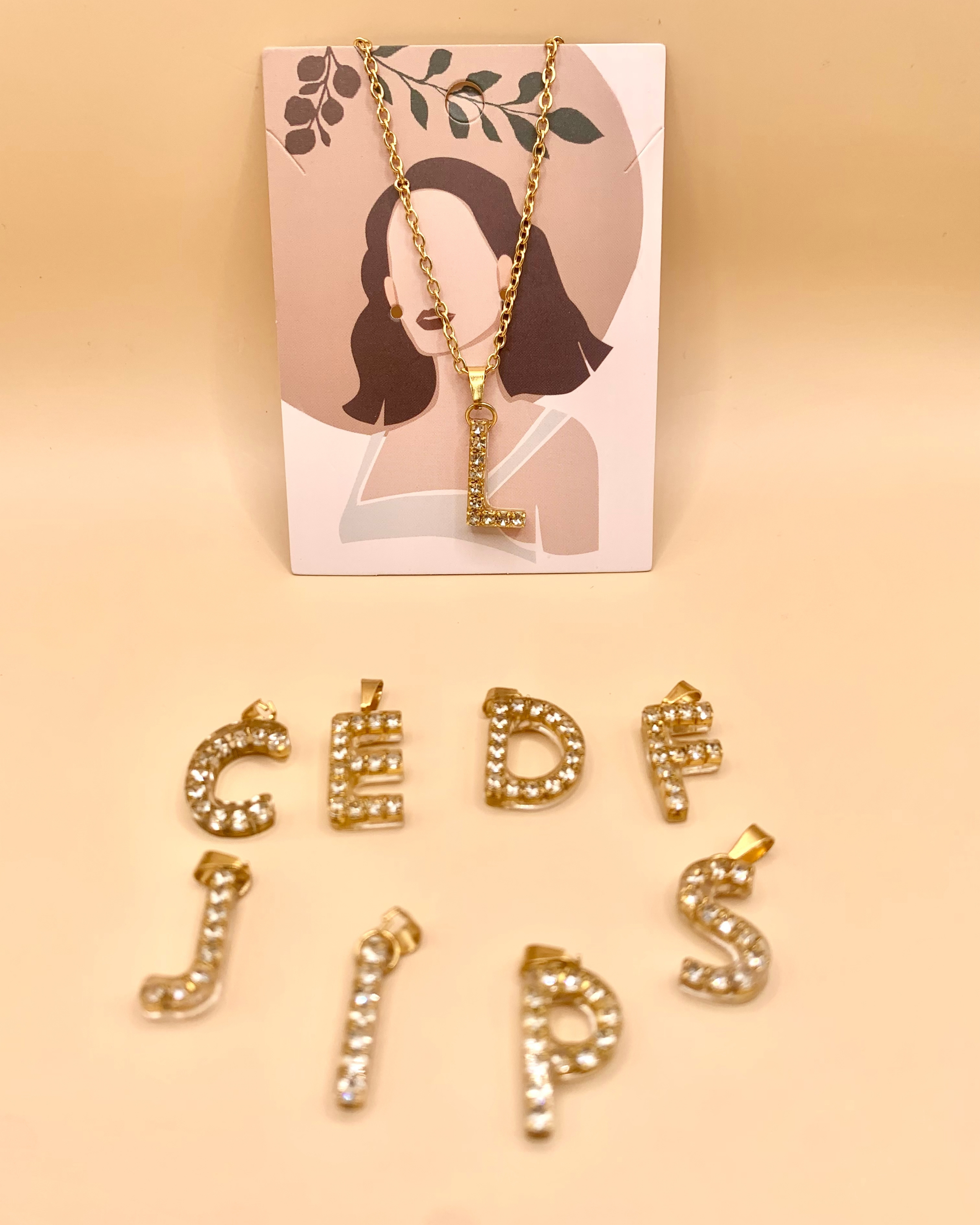 Collar de cadena con dije de letras