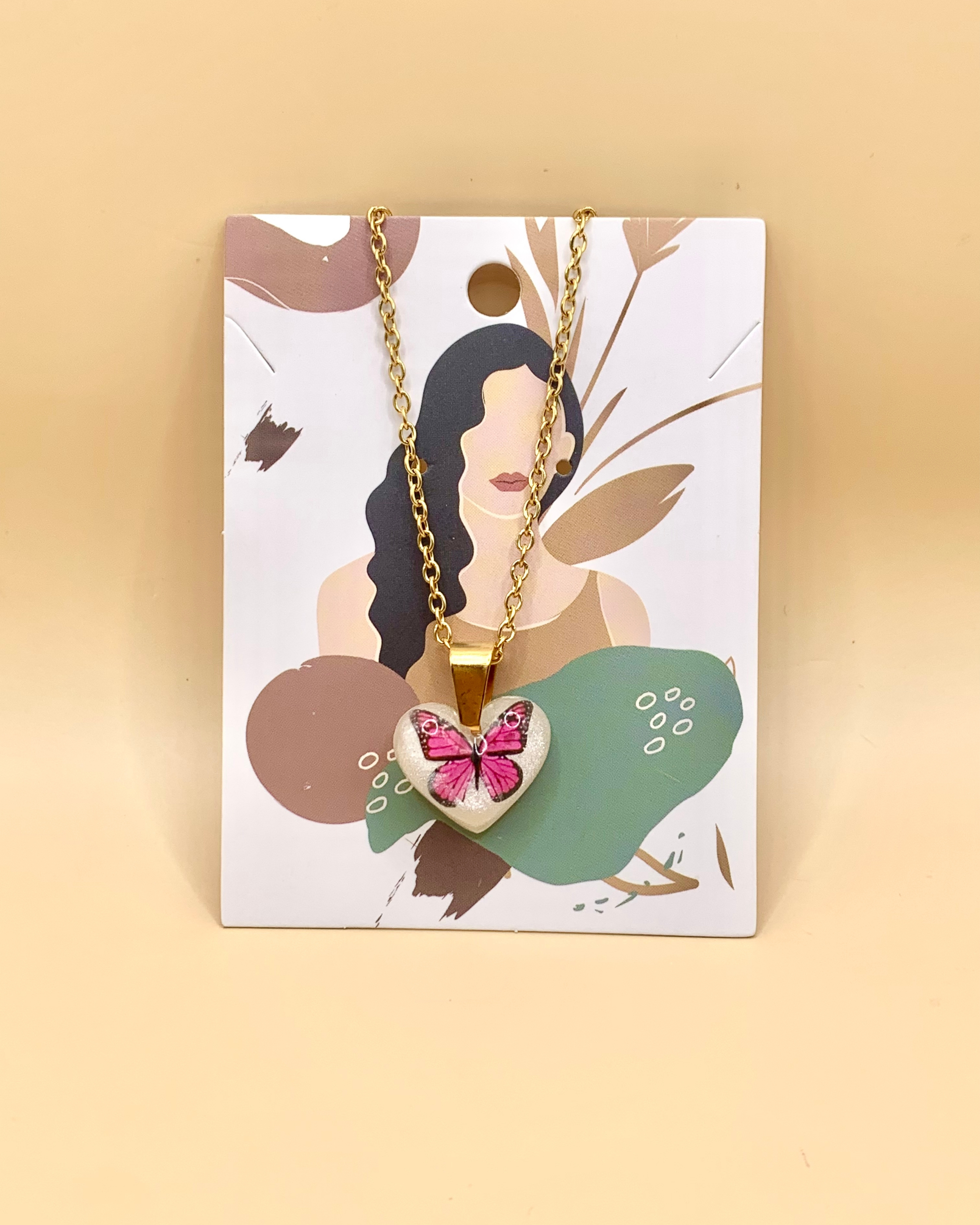 Collar con dije de mariposa