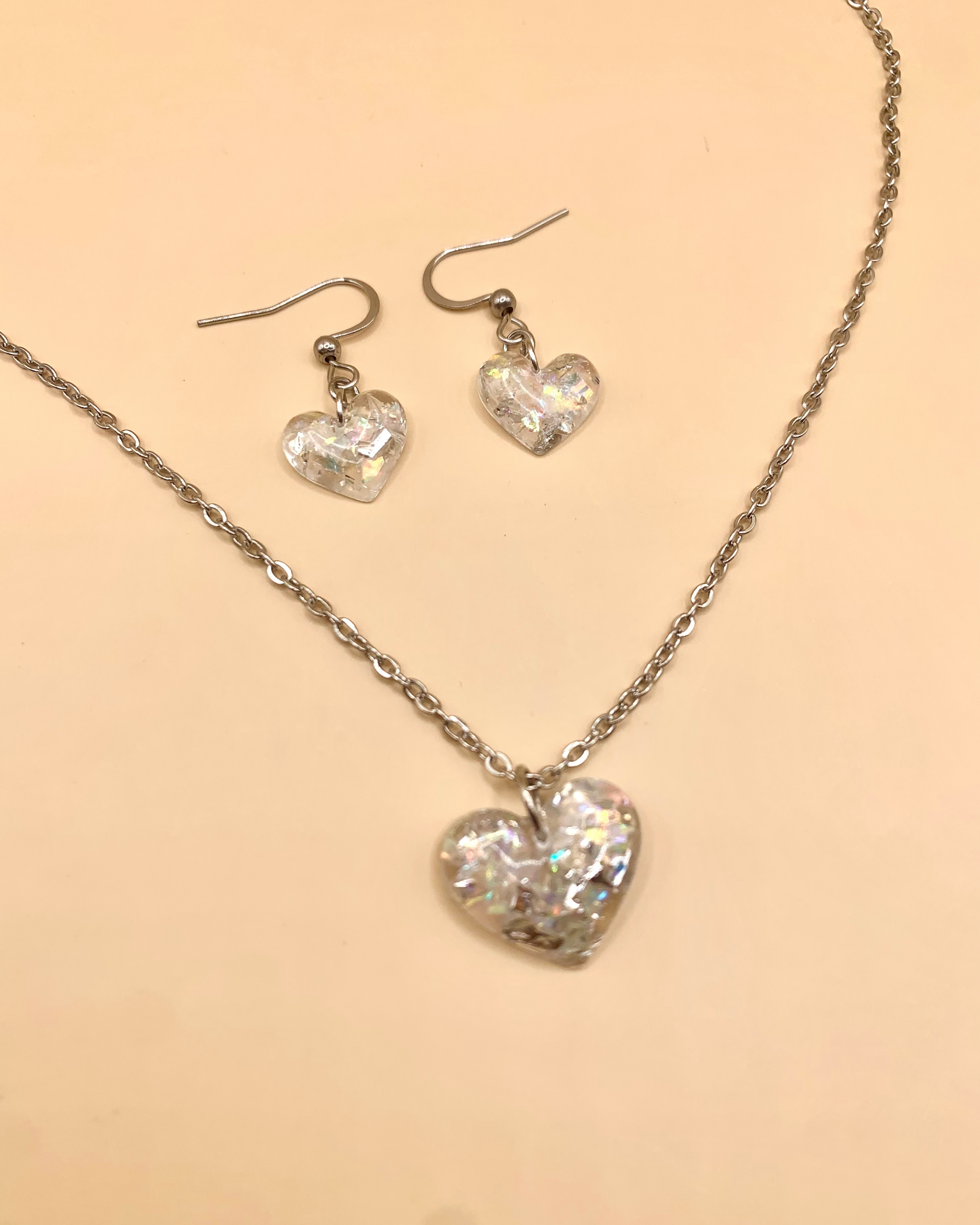 Conjunto de collar y aretes con corazones