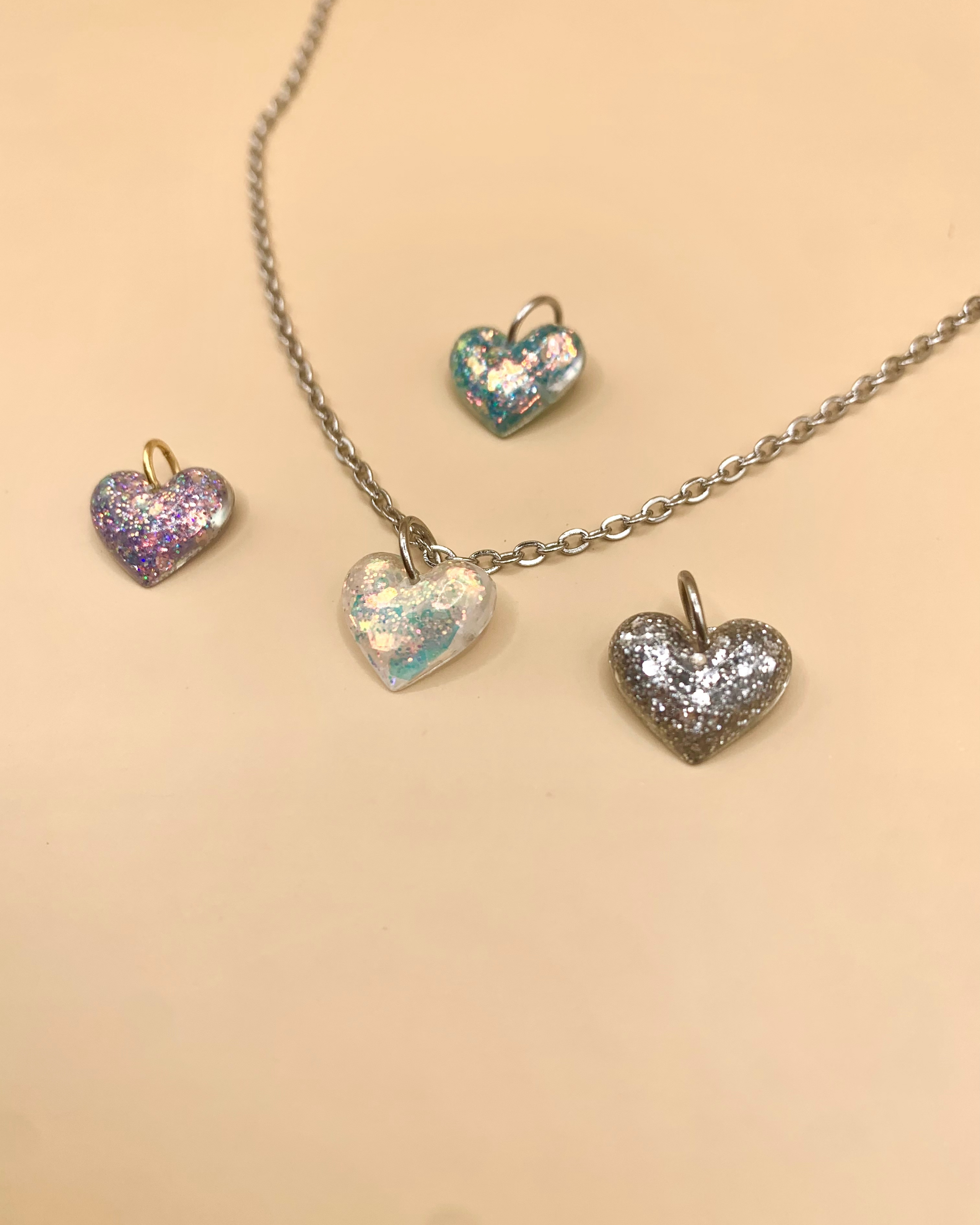 Collar con colgantes de corazón