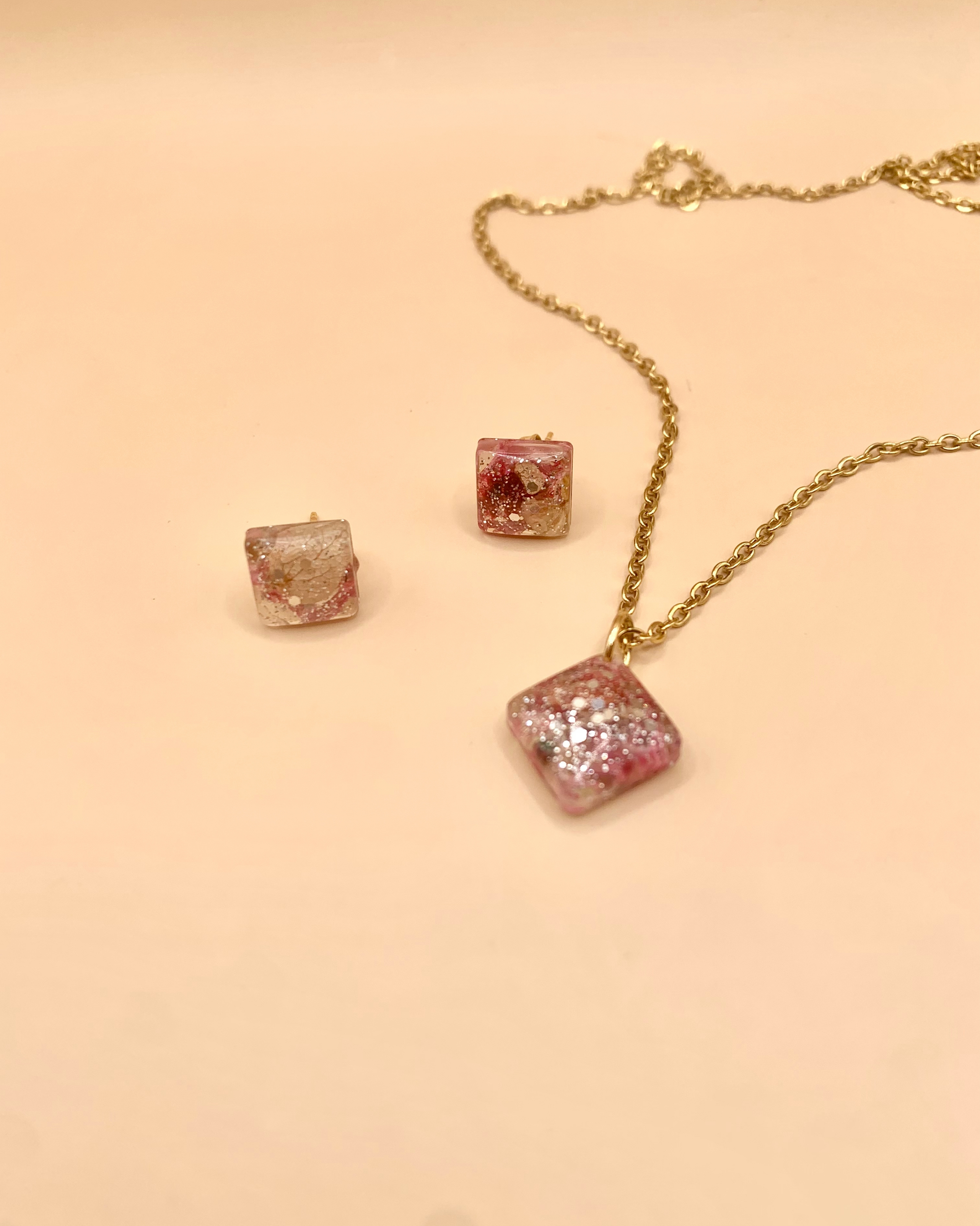 Conjunto de joyería con flor