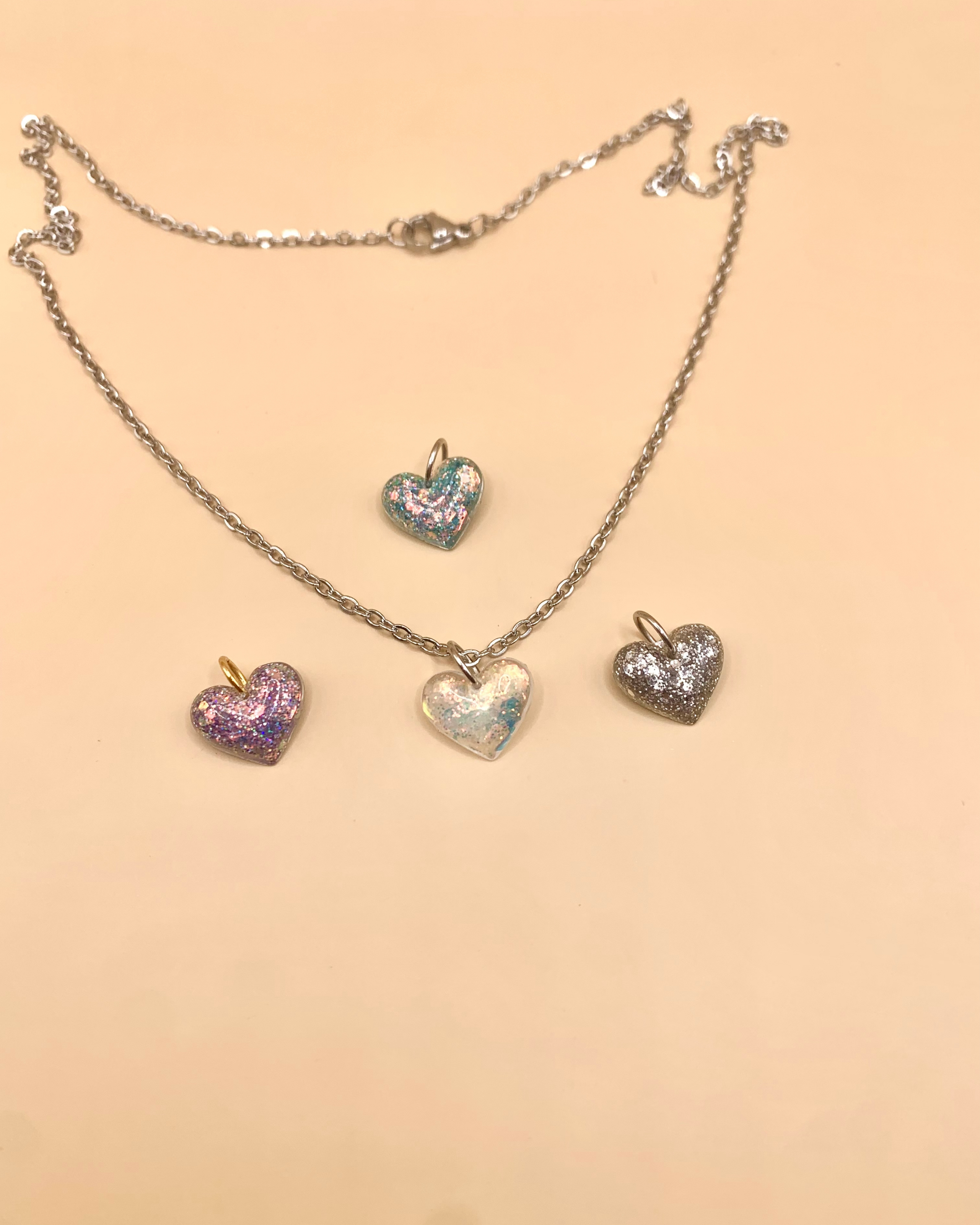 Collar con colgantes de corazón