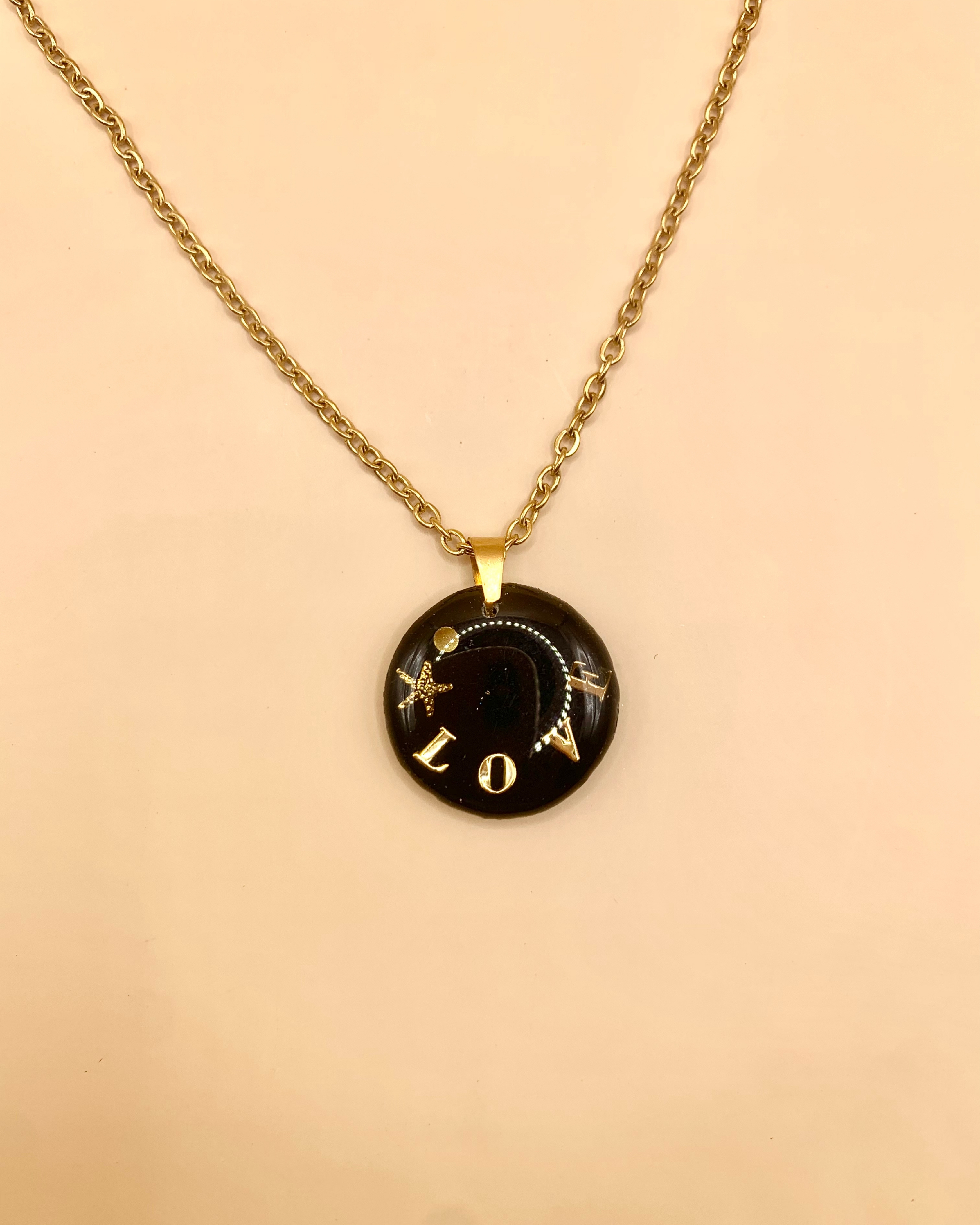 Collar con colgante LOVE (color personalizable)