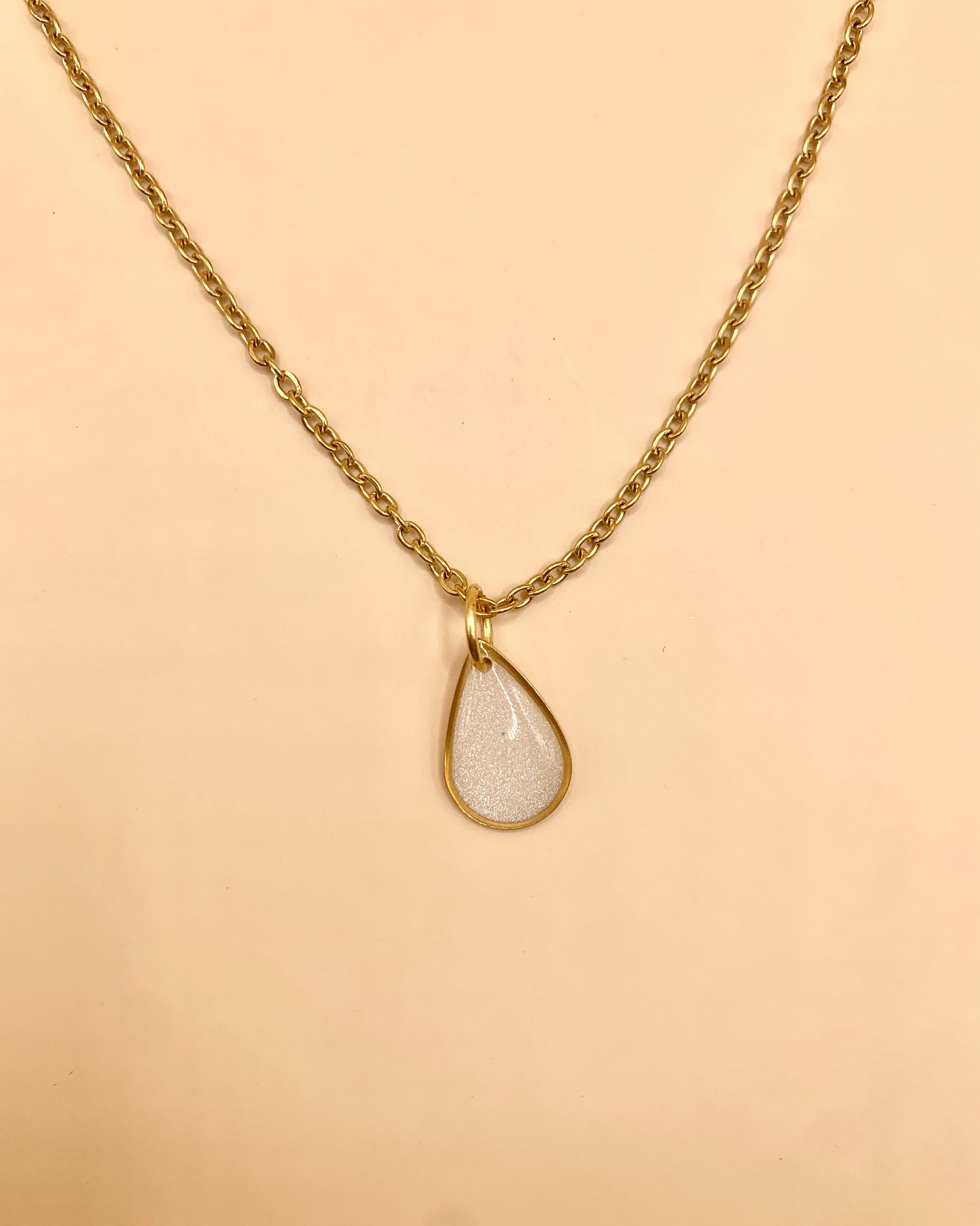 Collar con colgante de lágrima