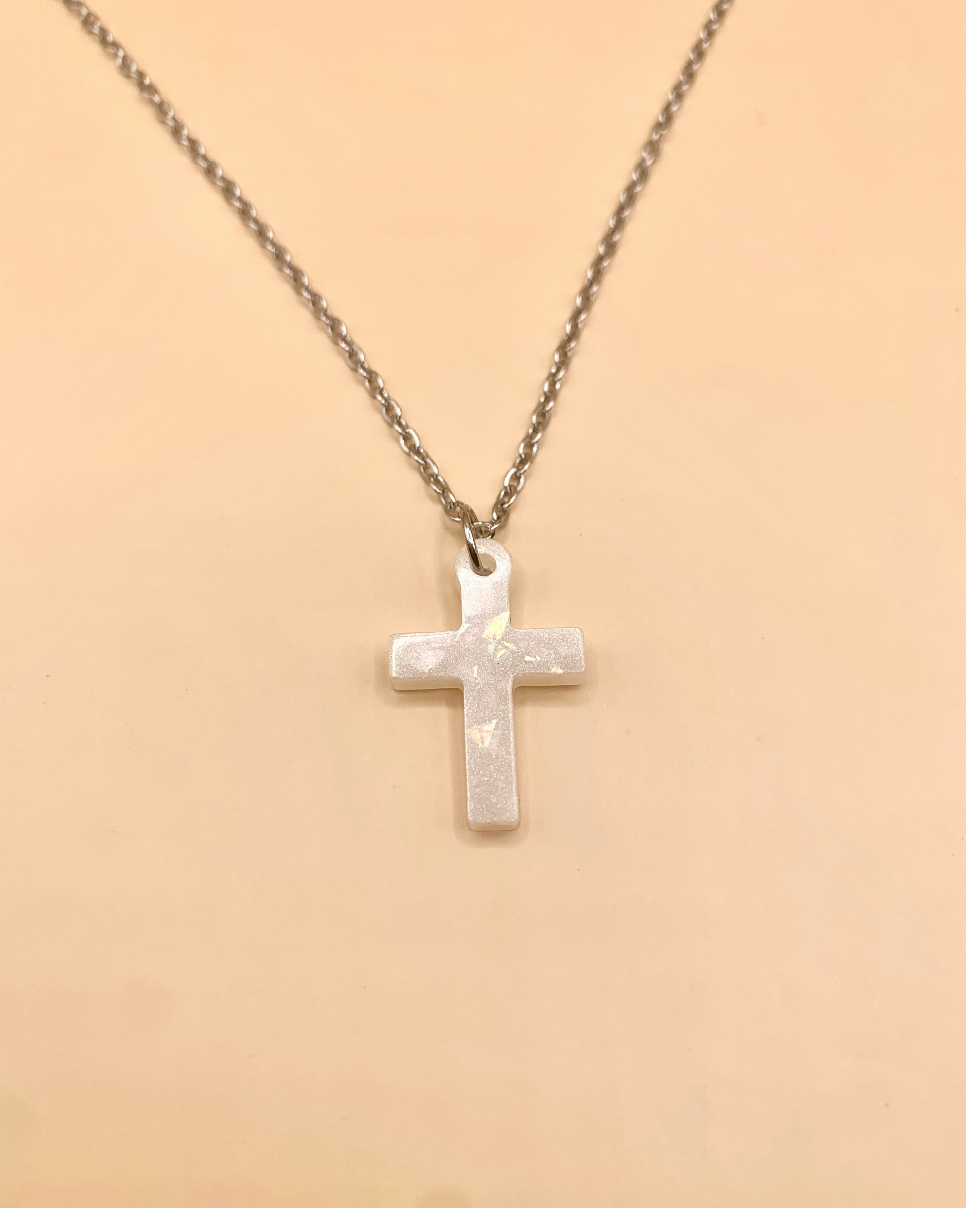 Collar con colgante de cruz (color personalizable)