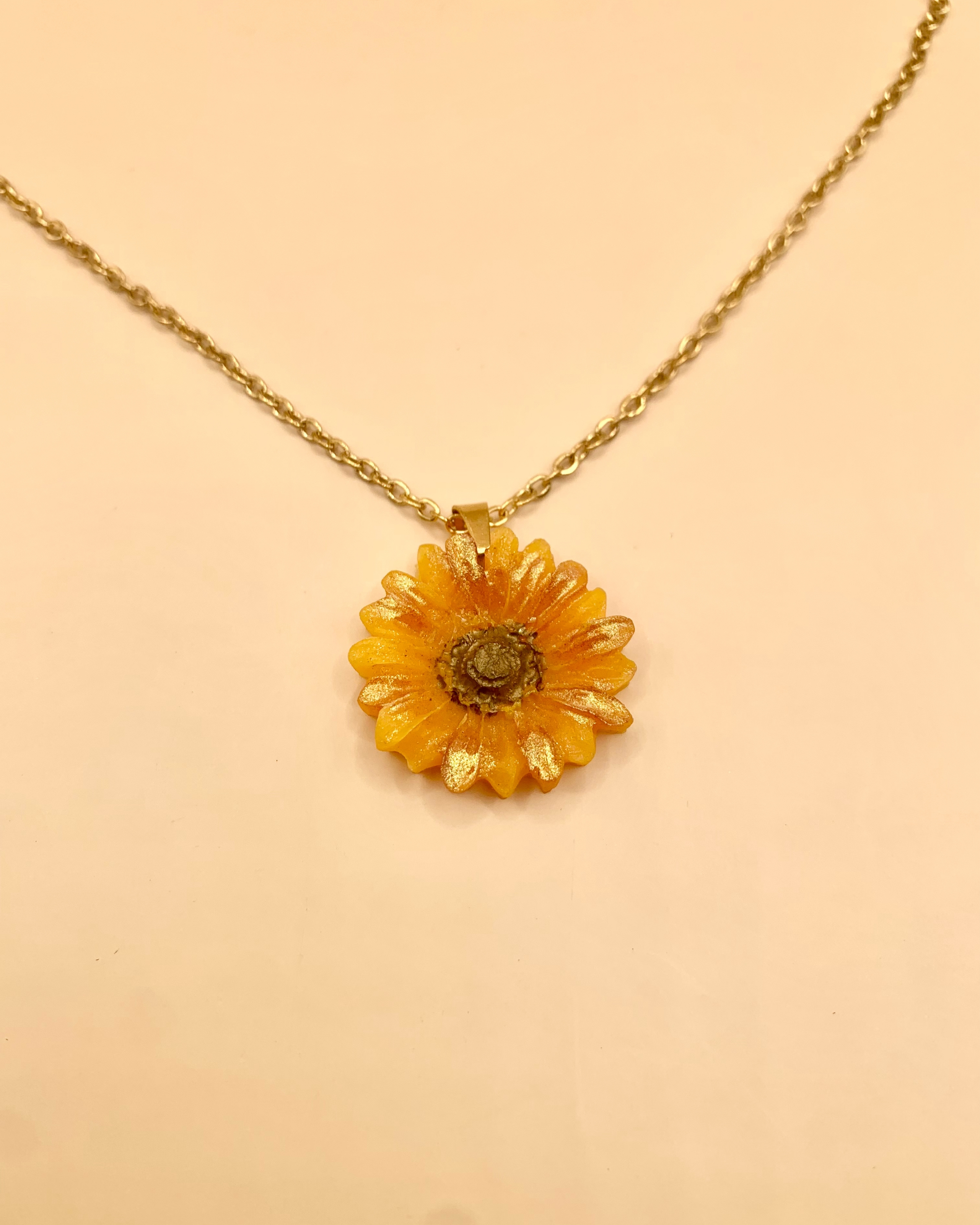 Collar con colgante de girasol