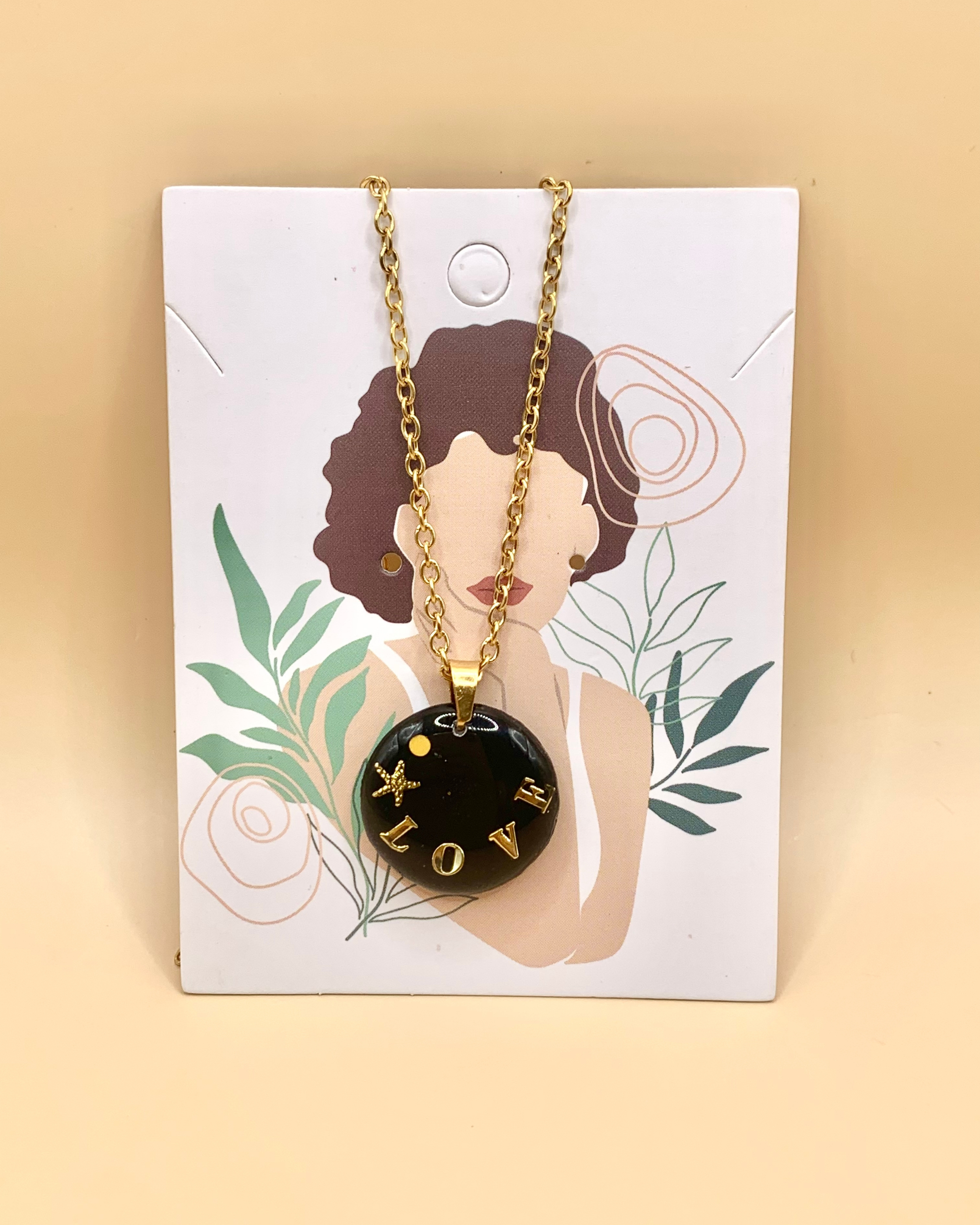 Collar con colgante LOVE (color personalizable)