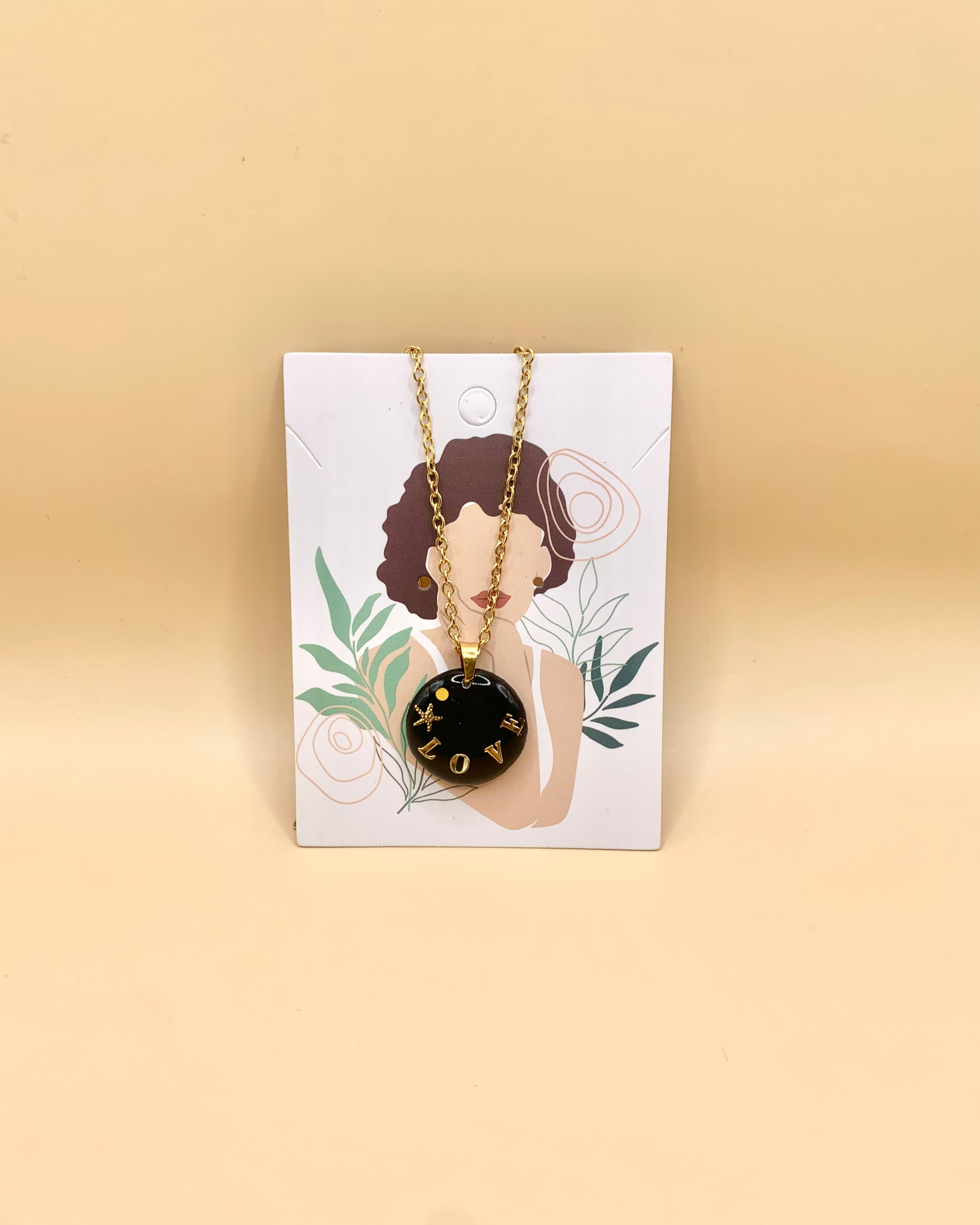 Collar con colgante LOVE (color personalizable)