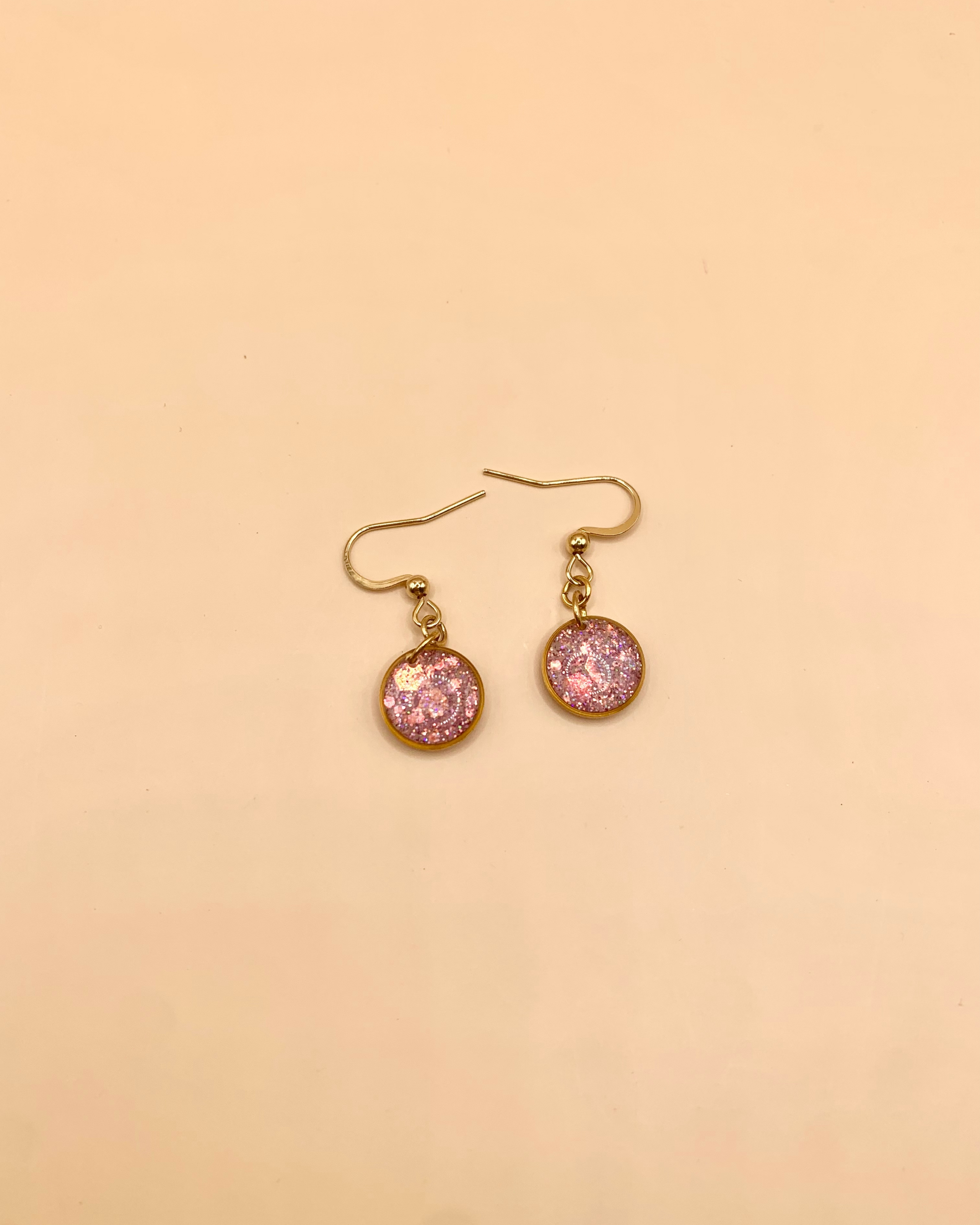 Pendientes de aro dorados con brillo rosa