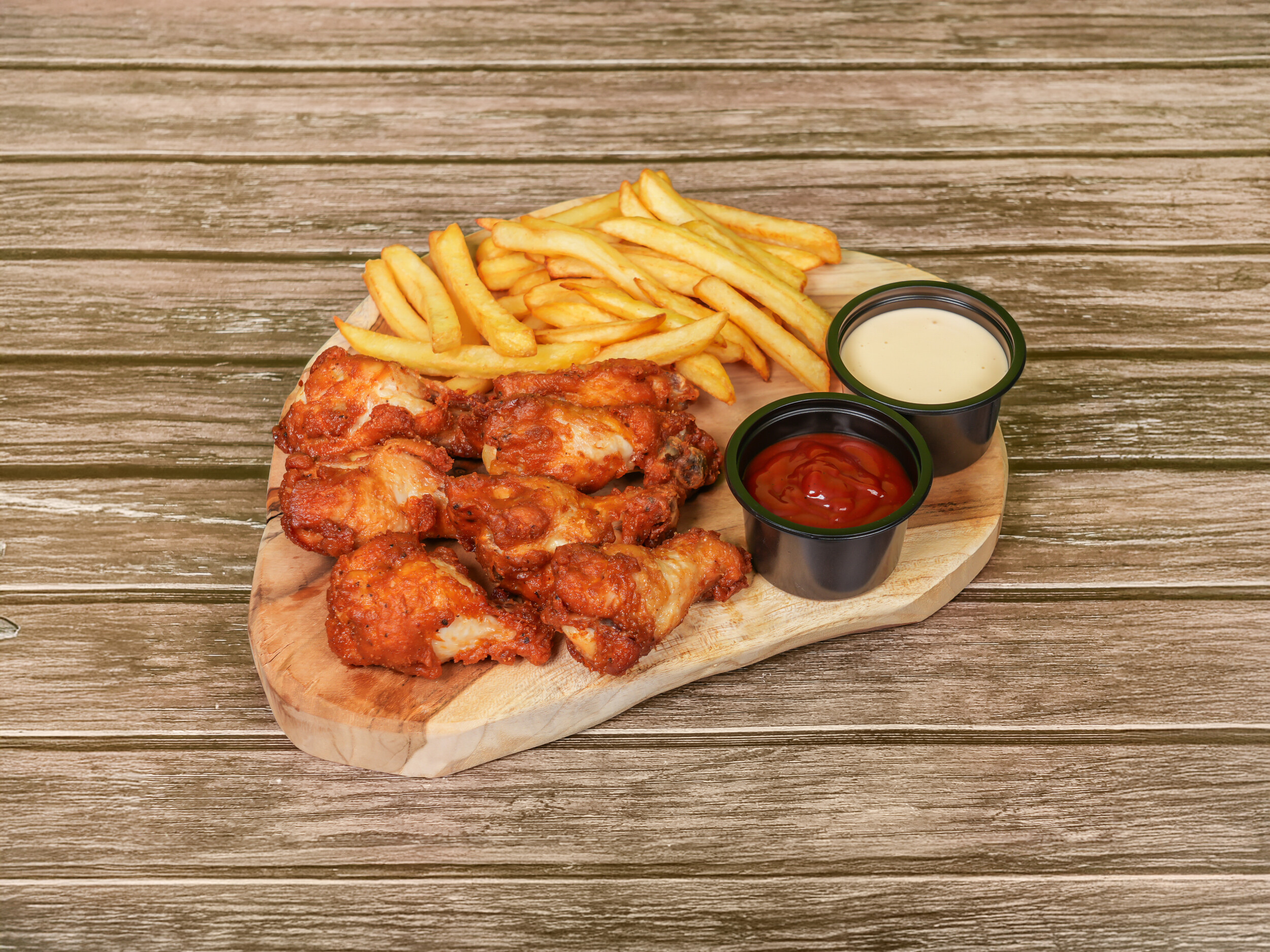 Skrzydełka z kurczaka z frytkami