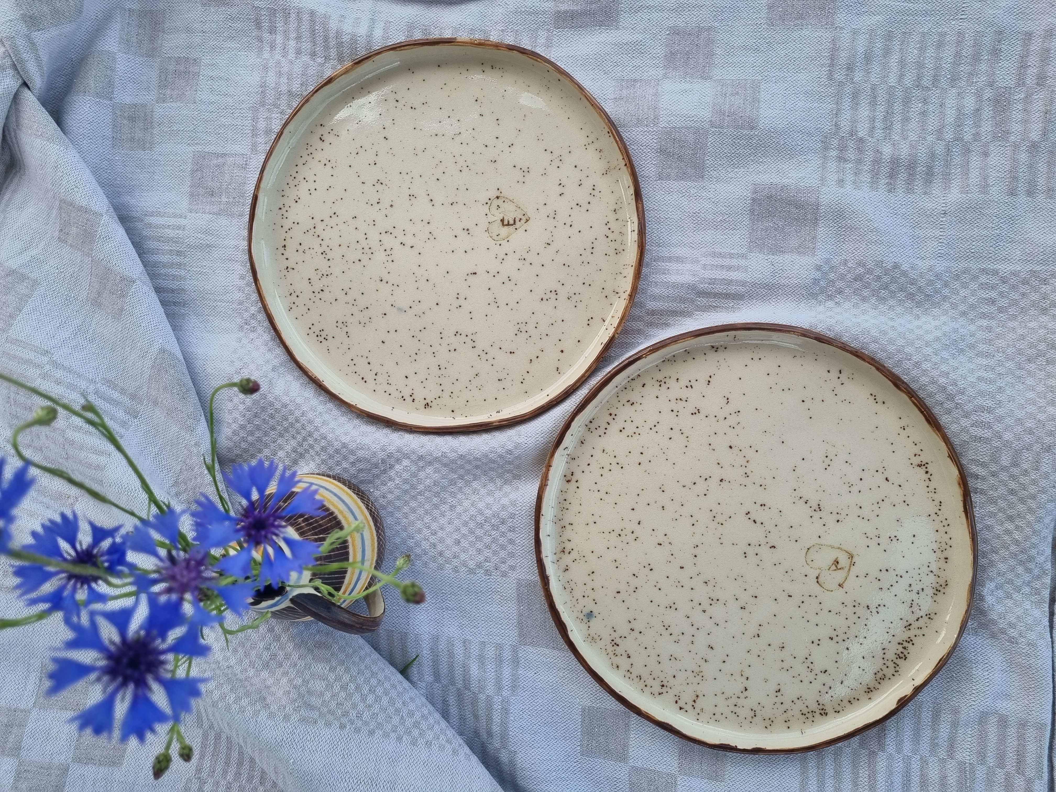 Taškuota lėkštė rudu krašteliu