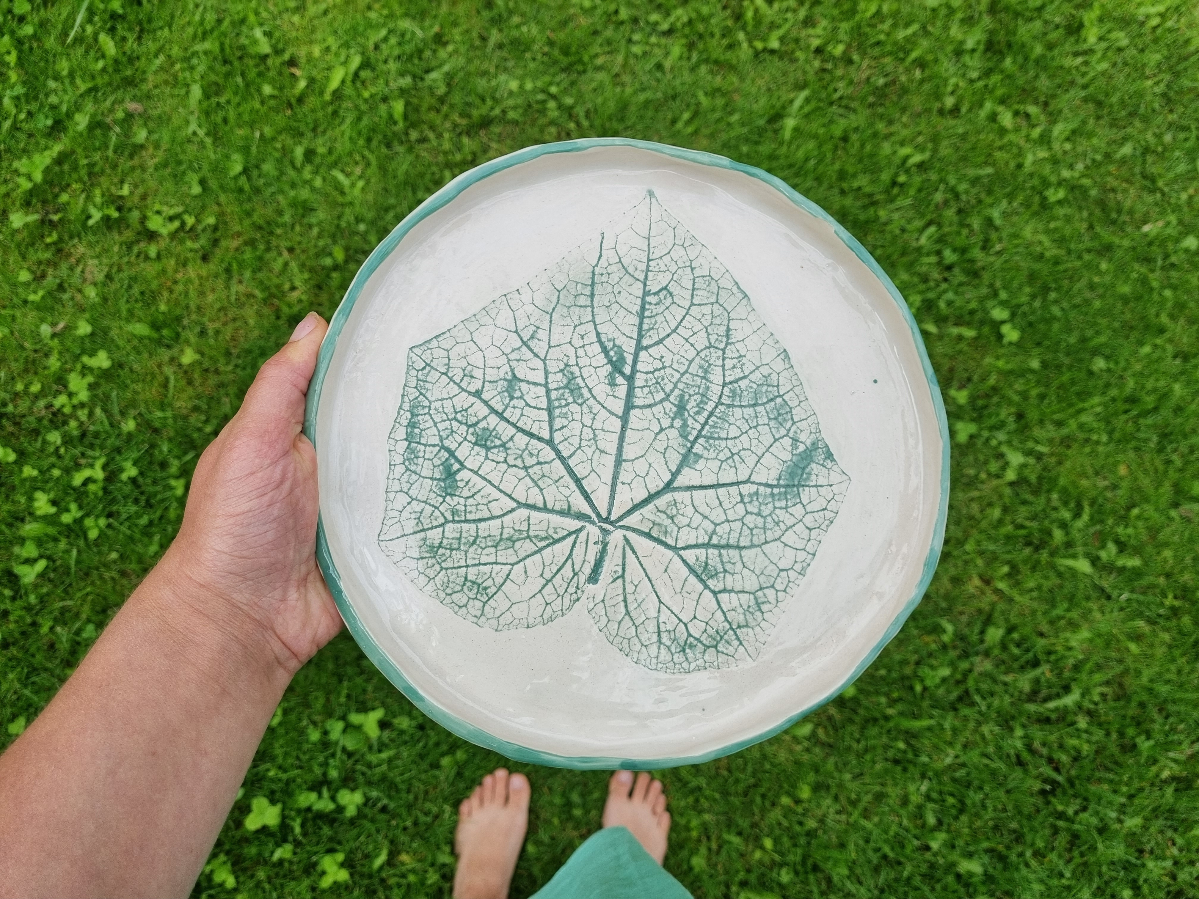 Lėkštė su lapų įspaudais