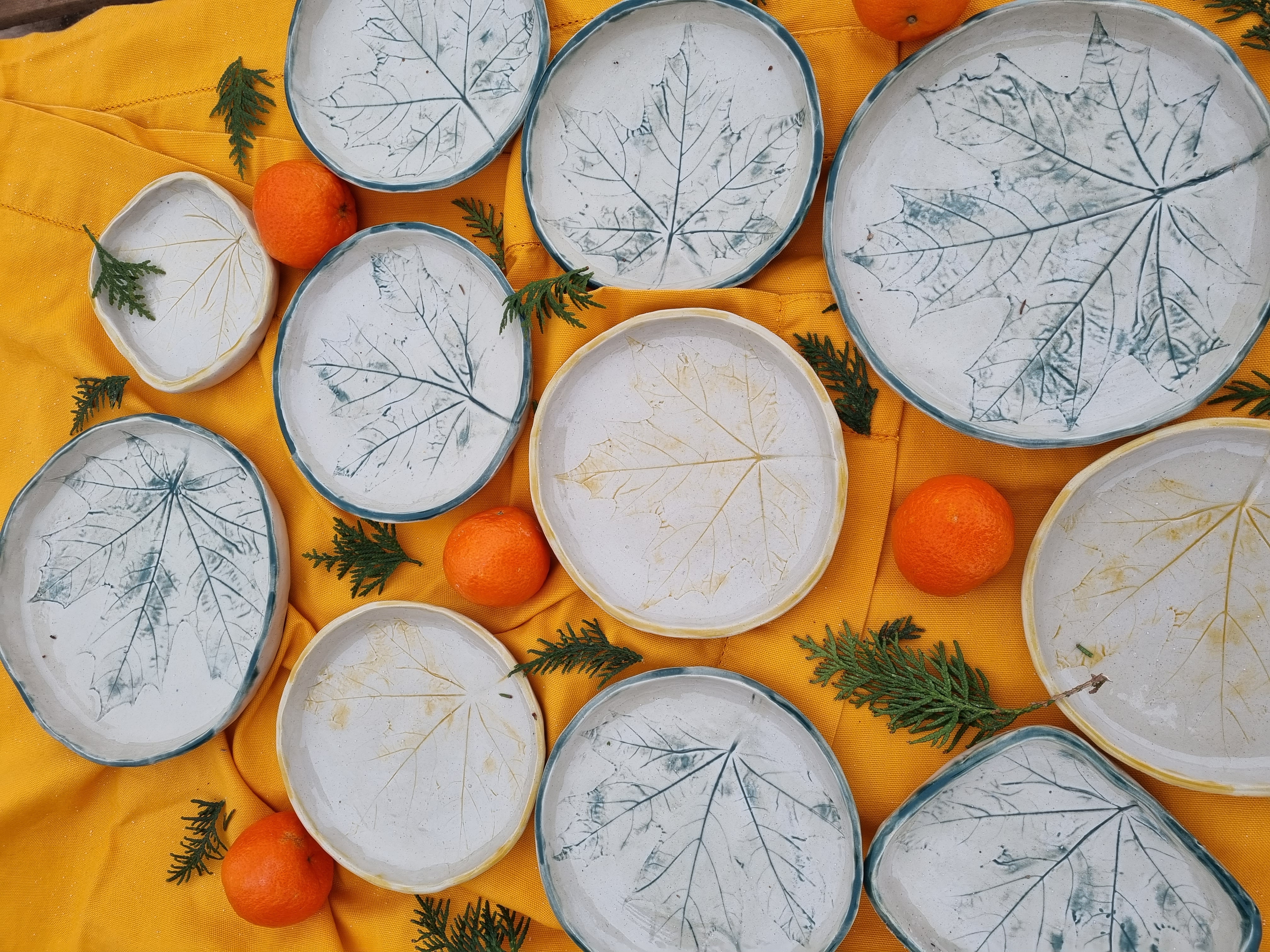 Lėkštė su lapų įspaudais