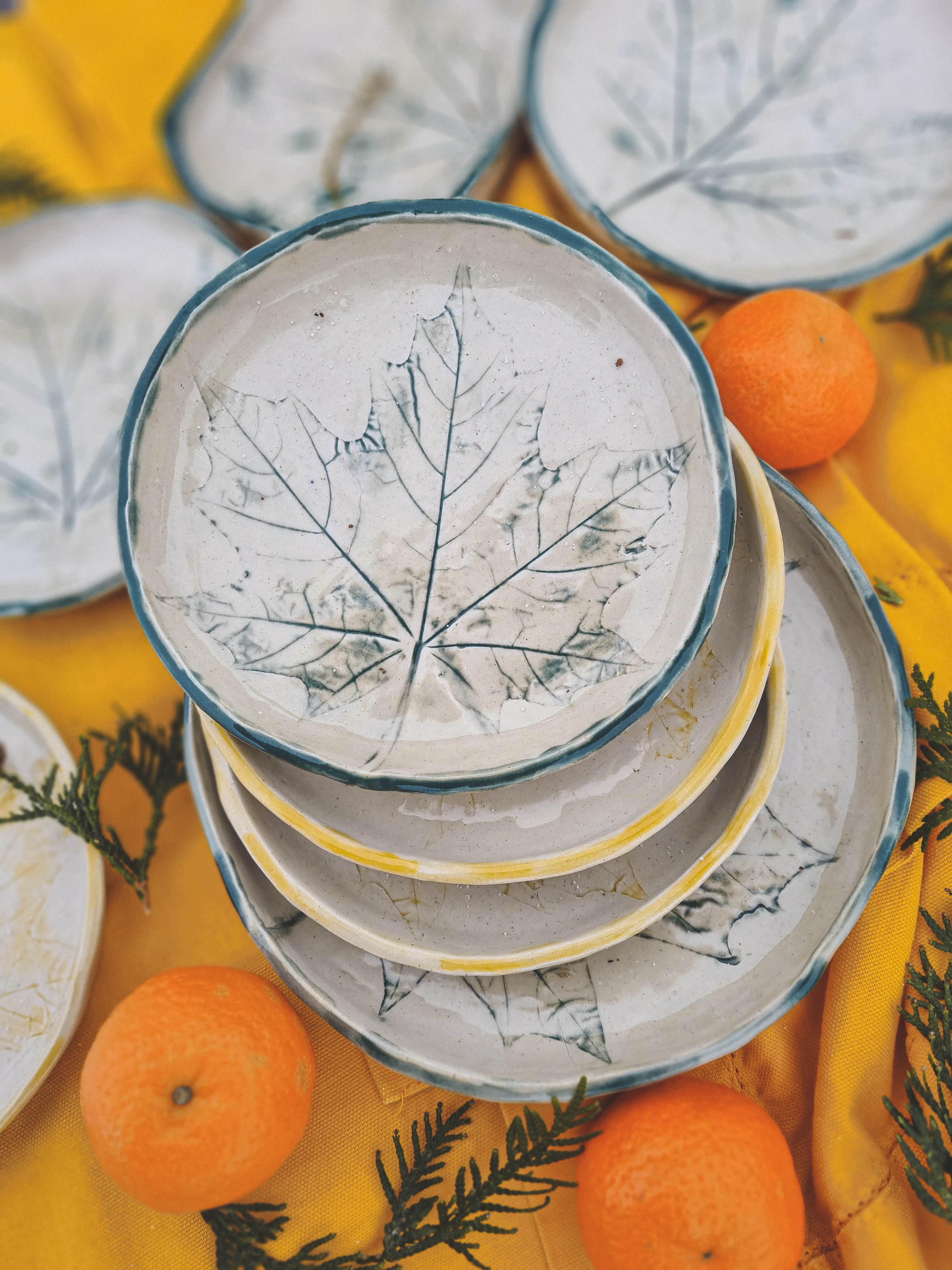 Lėkštė su lapų įspaudais