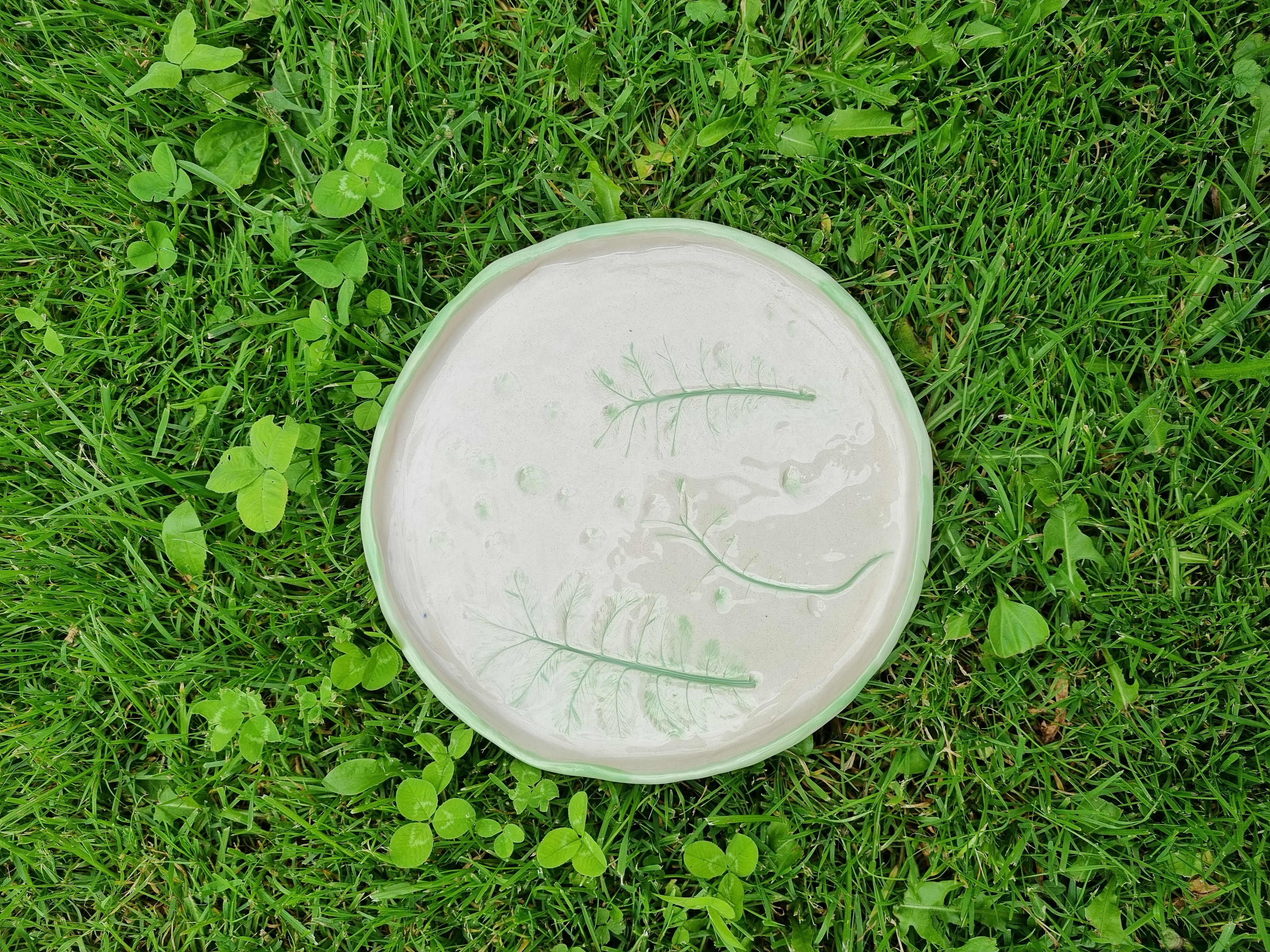 Lėkštė su lapų įspaudais