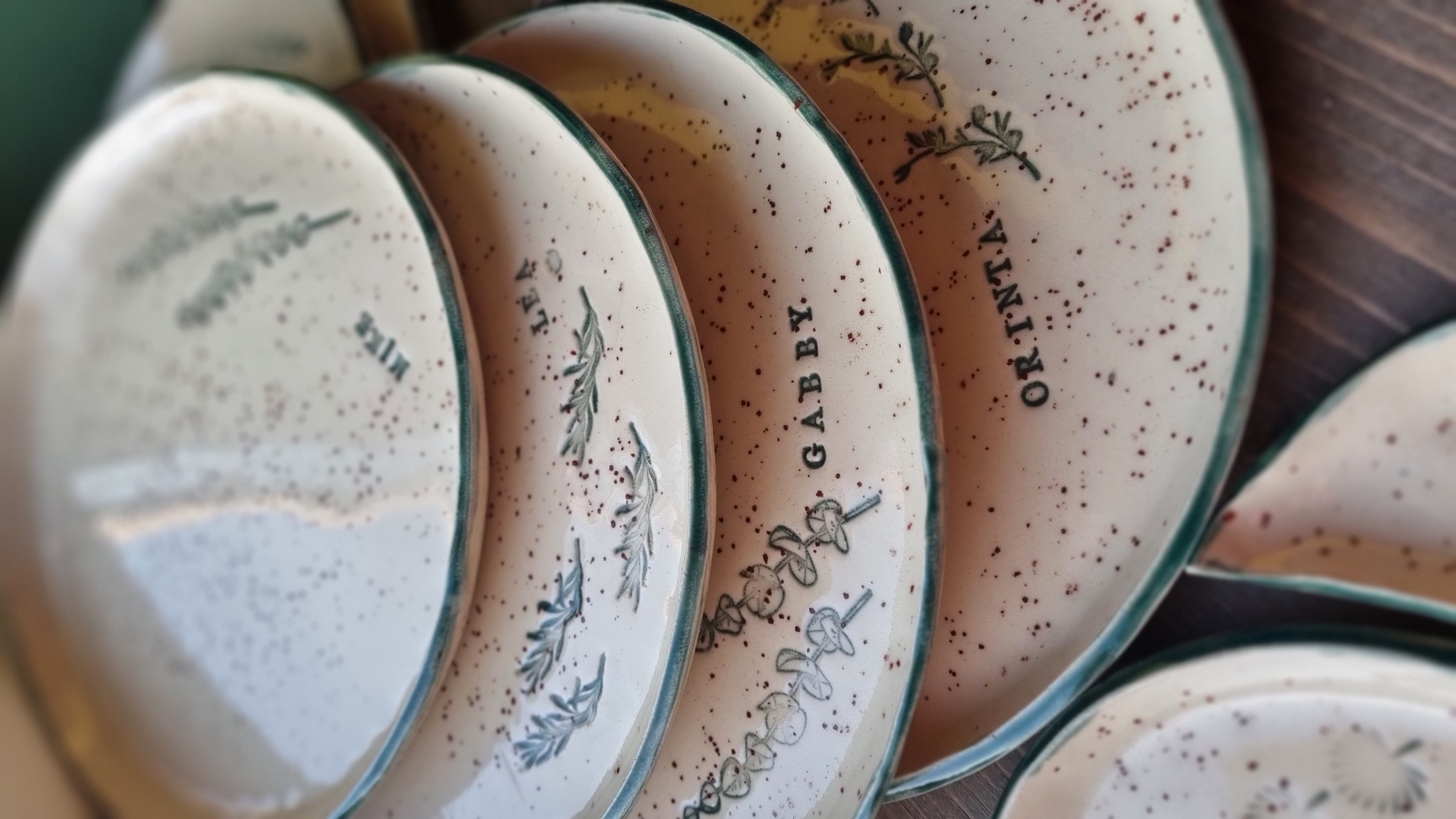 Taškuota lėkštė žaliu krašteliu