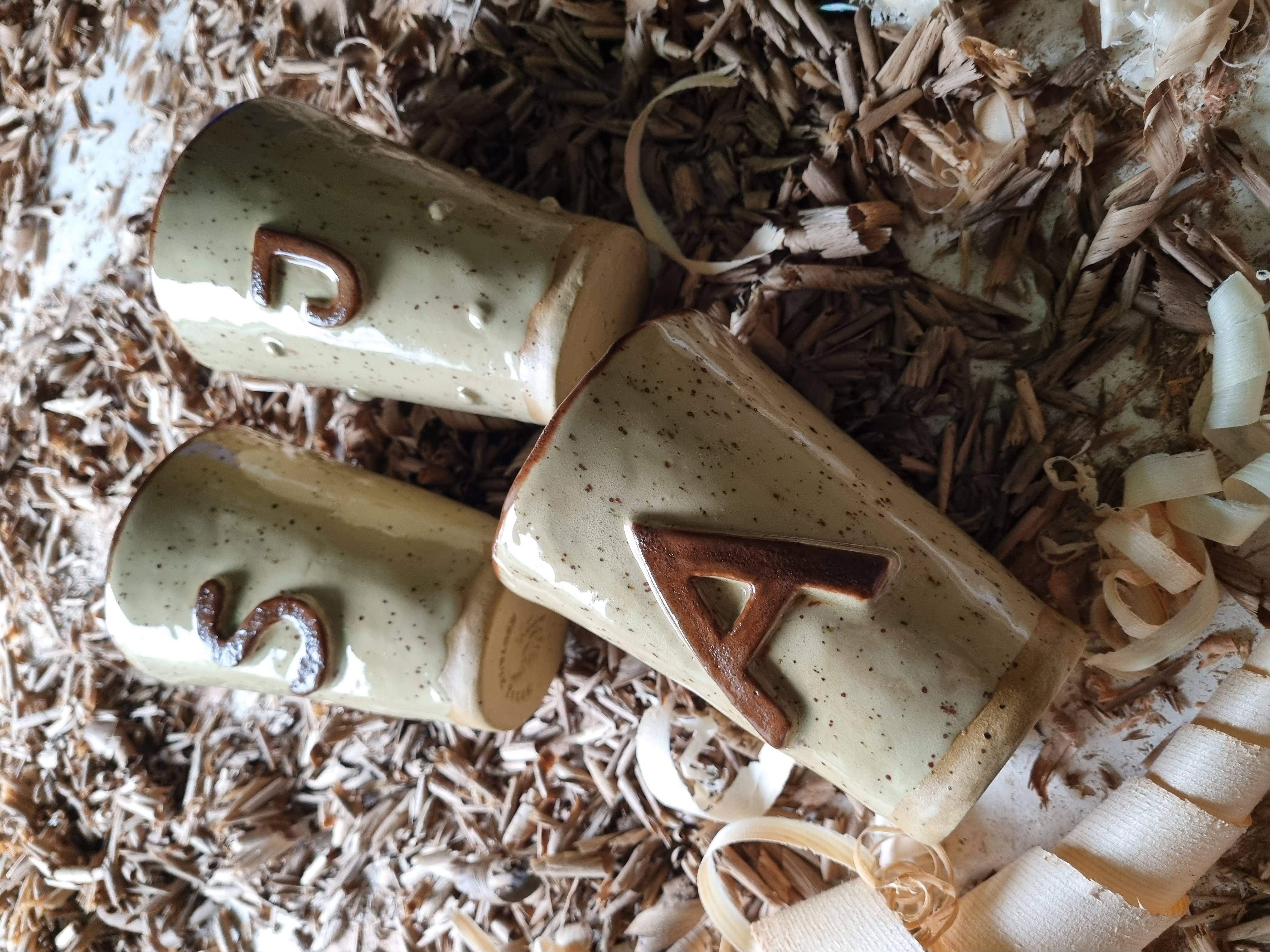 Aukšti puodeliai su vardo raidėmis