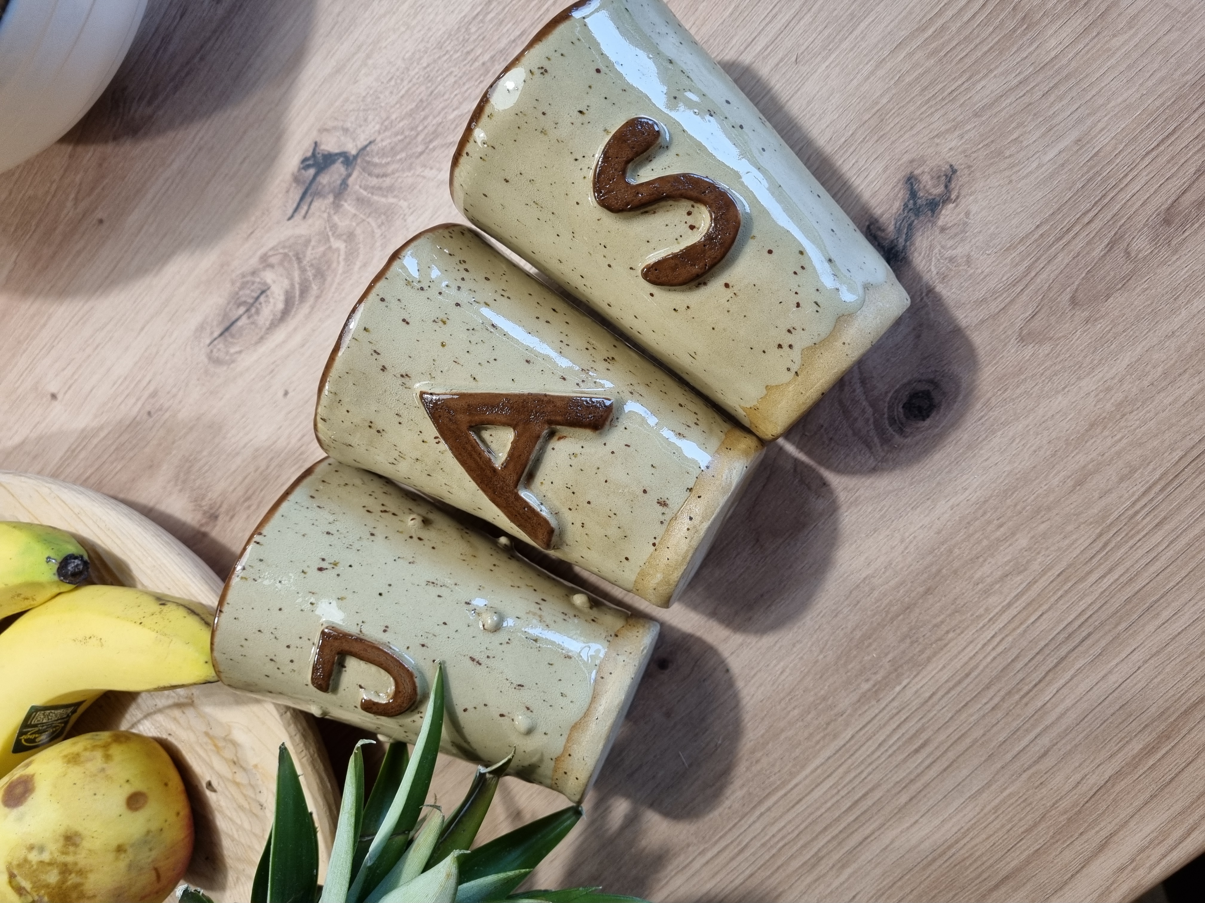 Aukšti puodeliai su vardo raidėmis