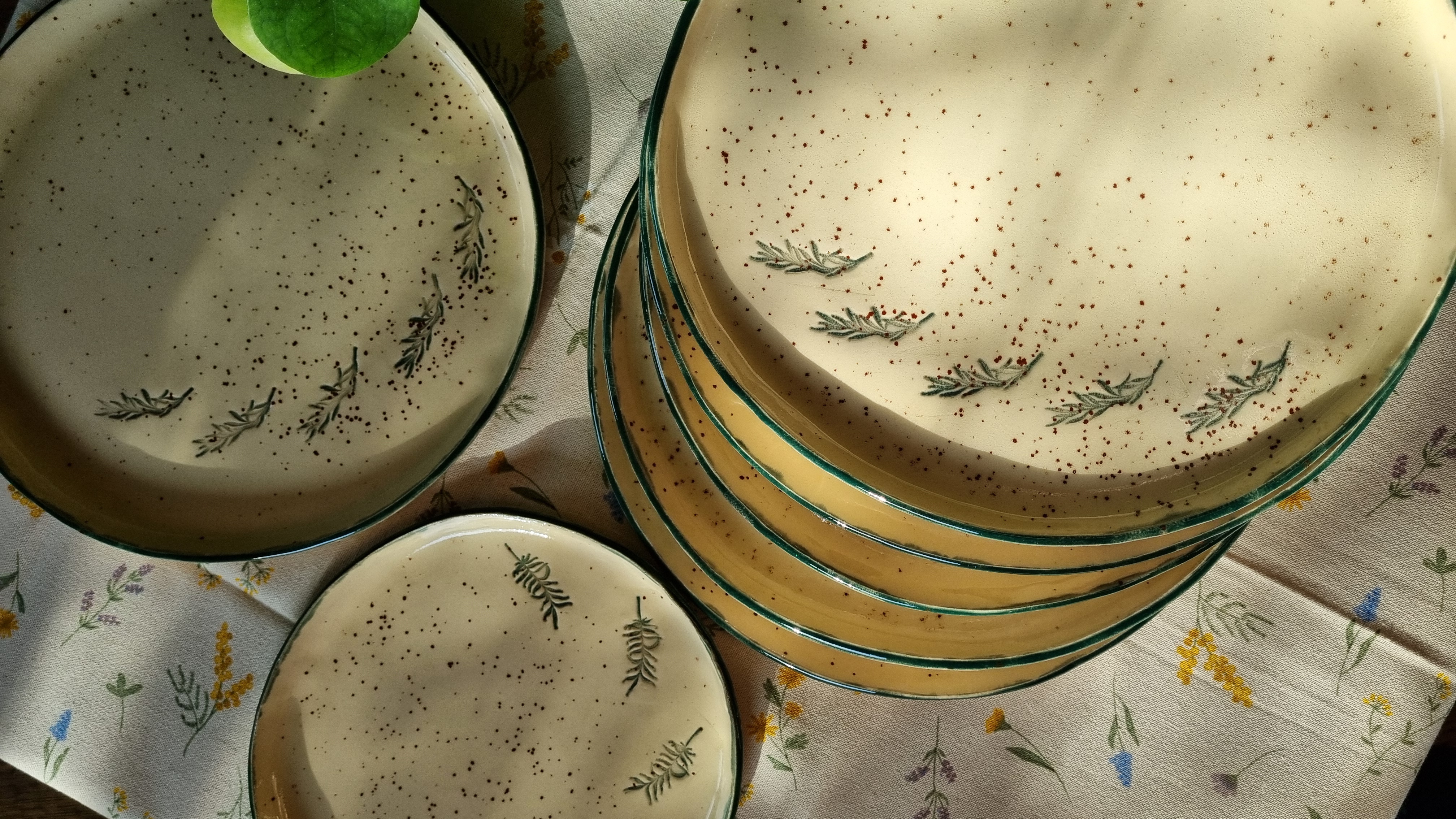 Lėkštė su lapelių įspaudais