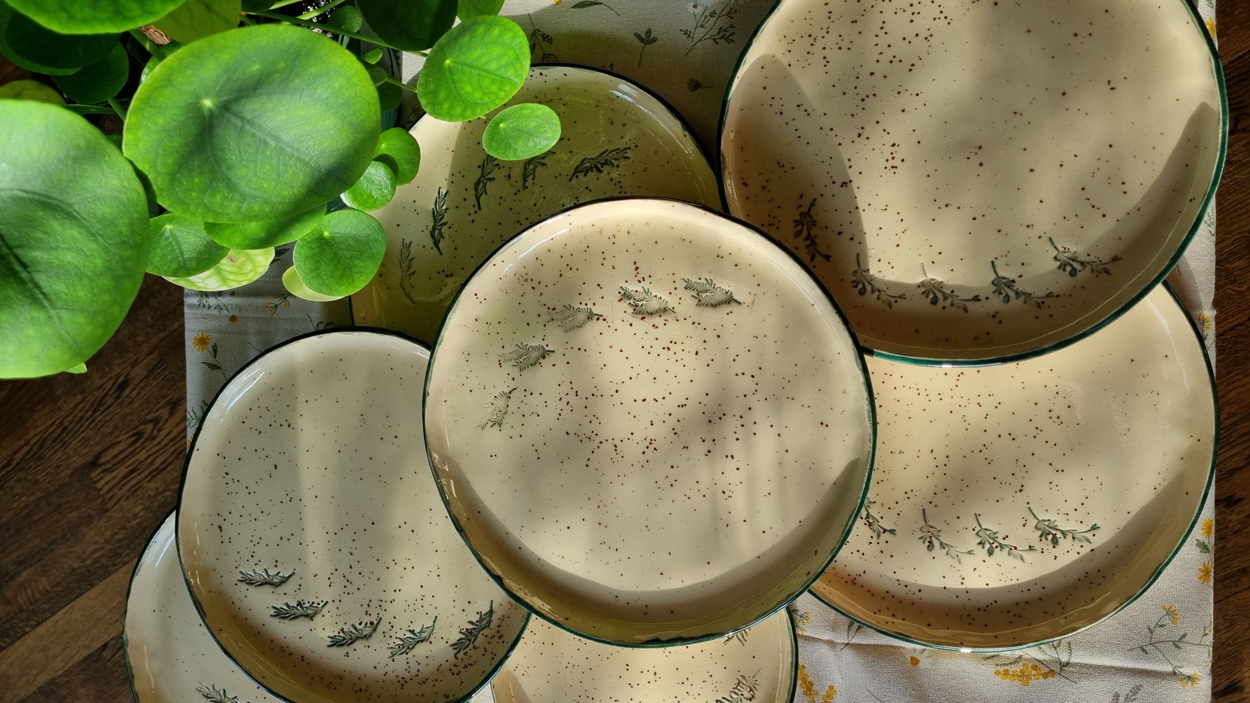 Lėkštė su lapelių įspaudais