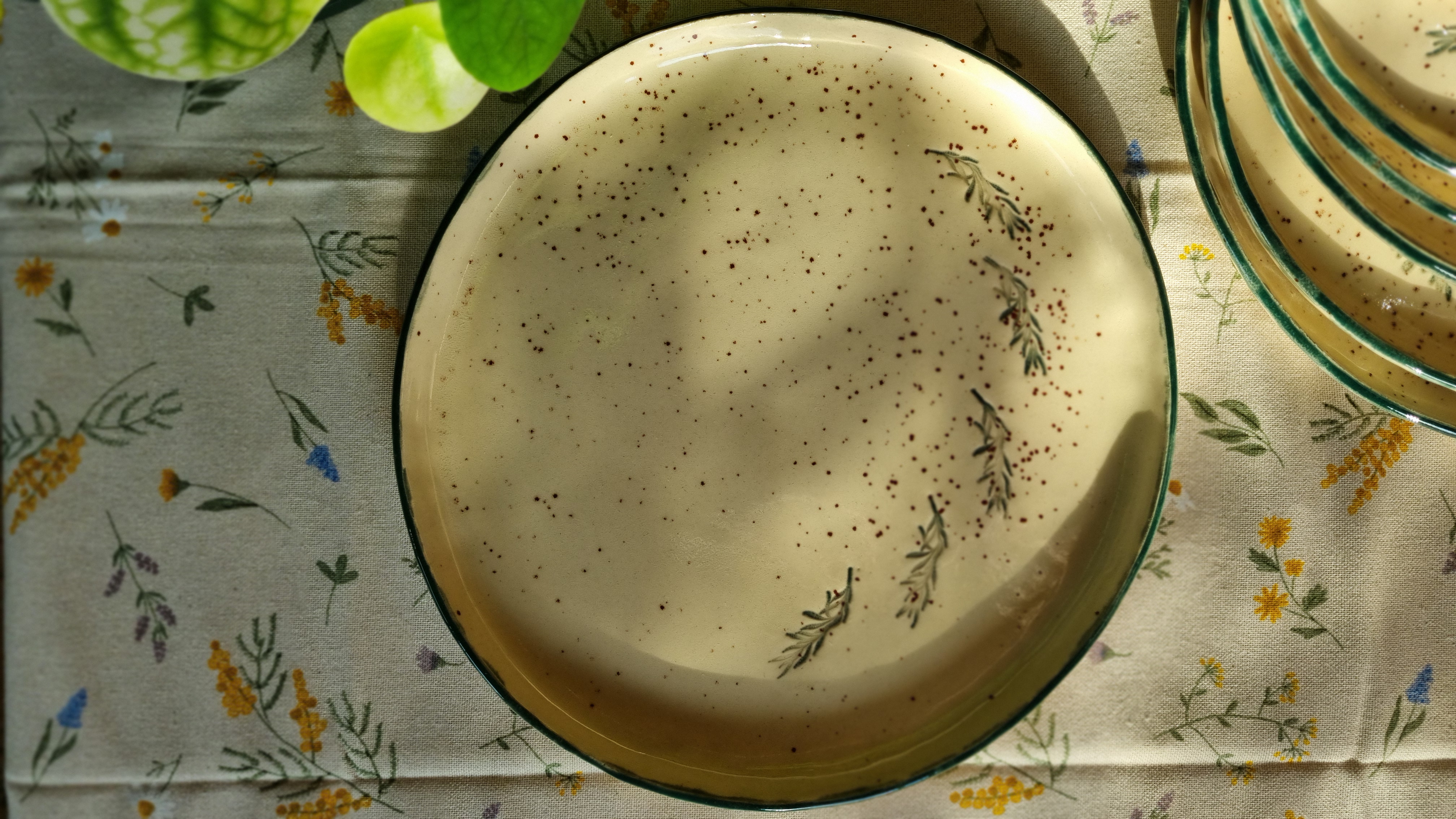 Lėkštė su lapelių įspaudais