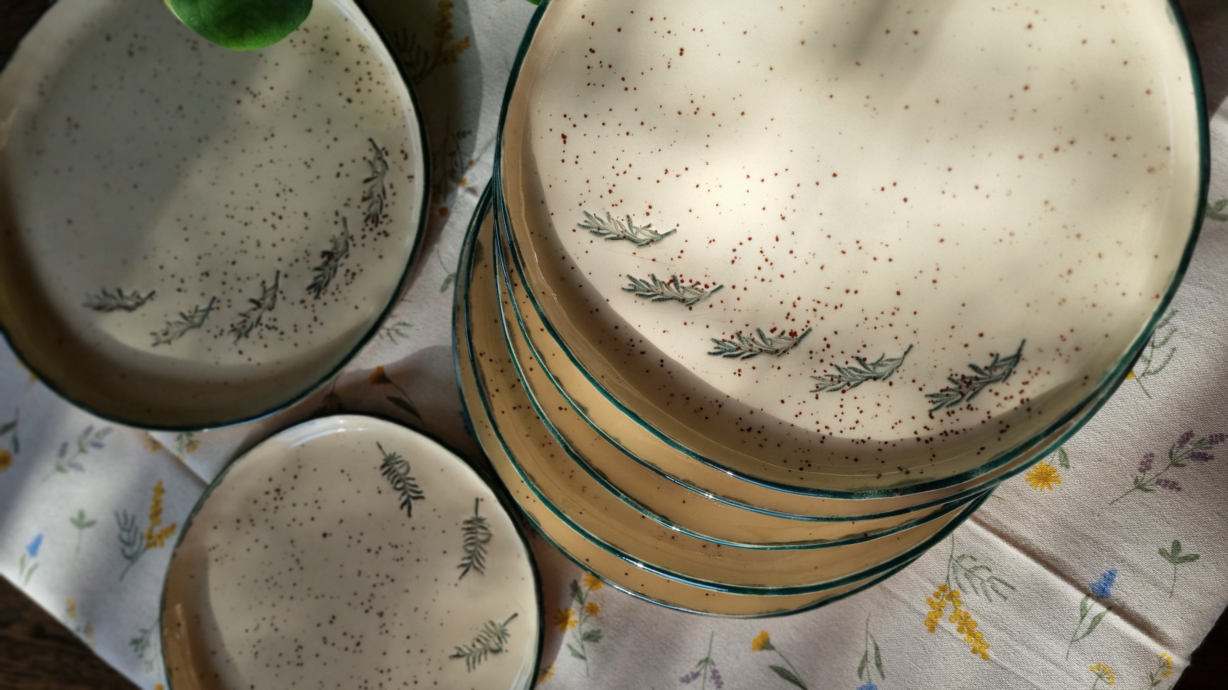 Lėkštė su lapelių įspaudais