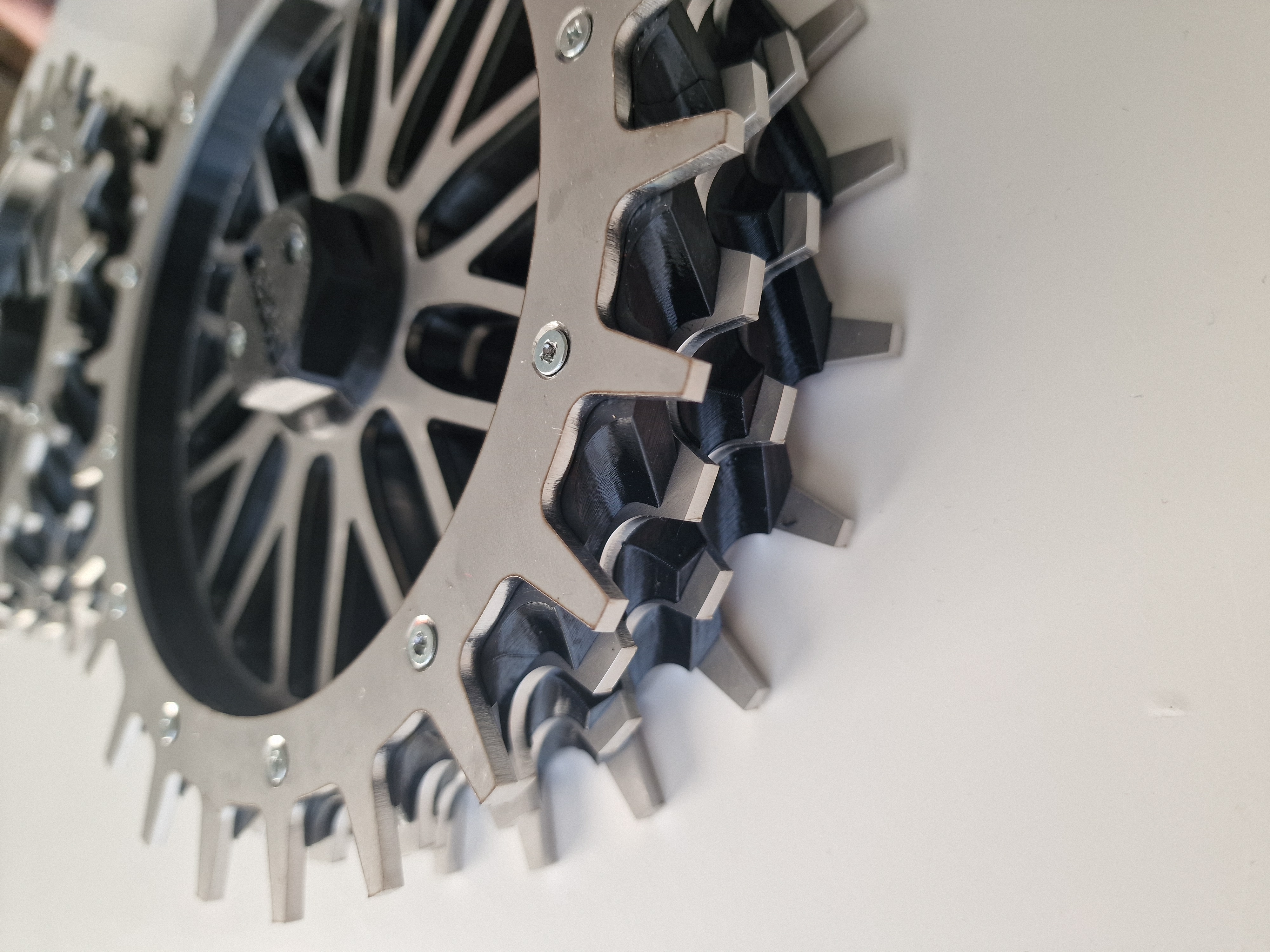 Padidinto pravažumo ratai vejos robotui WORX Landroid